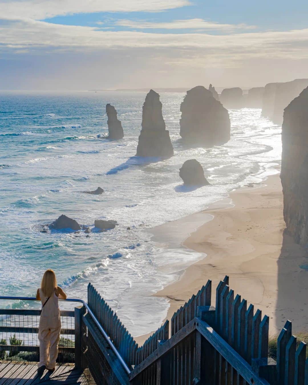 6151さんのインスタグラム写真 - (6151Instagram)「Twelve Apostles｜オーストラリア メルボルンの旅  メルボルンに行くなら必ず訪れたいGreat Ocean Road。全長250kmの海岸線をドライブする爽快感、断崖絶壁から見える海と強い風に作られた岩の他、ポートキャンベル国立公園などオーストラリアの大自然を体験できました。  トゥエルブアポストルスは太陽の位置によって海や空の色がどんどん変わっていくので午前中や夕焼けのタイミングで行くと良さそうだなーという感想。  わたしが到着した時は15:00頃でぎりぎり西陽に染まっていない空の色でした。晴れてくれてよかった…。  メルボルンから車で約3〜4時間くらいかかるけど、もしビクトリア州に行くなら絶対に行った方がいい！  @newt_guide #NEWTでメルボルン #NEWTモニターツアー　 #visitmelbourne」5月13日 20時14分 - 6151