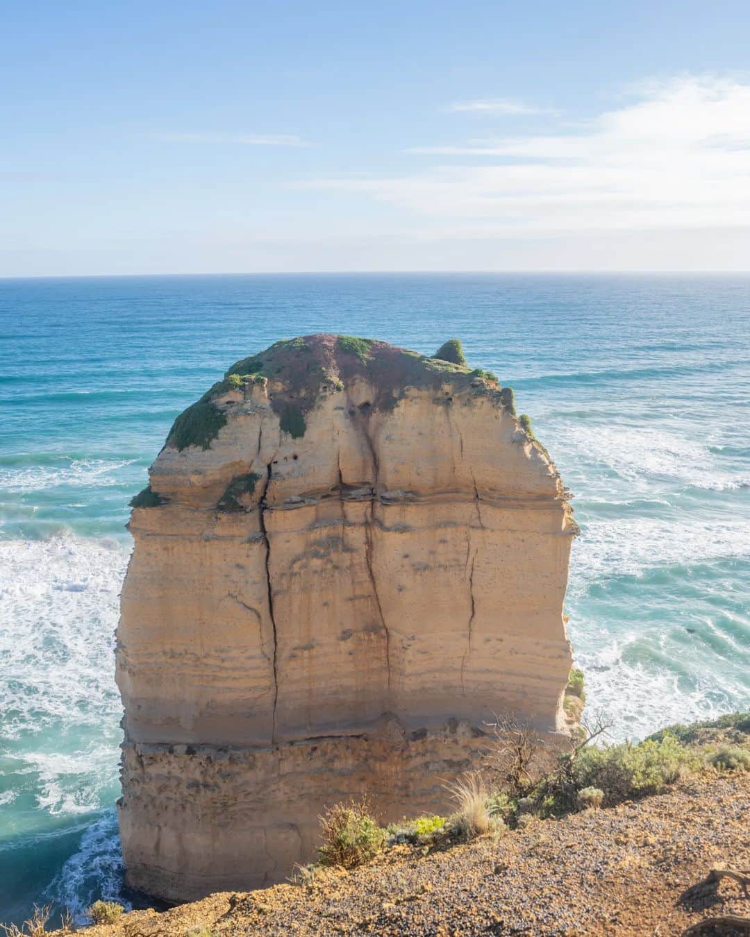 6151さんのインスタグラム写真 - (6151Instagram)「Twelve Apostles｜オーストラリア メルボルンの旅  メルボルンに行くなら必ず訪れたいGreat Ocean Road。全長250kmの海岸線をドライブする爽快感、断崖絶壁から見える海と強い風に作られた岩の他、ポートキャンベル国立公園などオーストラリアの大自然を体験できました。  トゥエルブアポストルスは太陽の位置によって海や空の色がどんどん変わっていくので午前中や夕焼けのタイミングで行くと良さそうだなーという感想。  わたしが到着した時は15:00頃でぎりぎり西陽に染まっていない空の色でした。晴れてくれてよかった…。  メルボルンから車で約3〜4時間くらいかかるけど、もしビクトリア州に行くなら絶対に行った方がいい！  @newt_guide #NEWTでメルボルン #NEWTモニターツアー　 #visitmelbourne」5月13日 20時14分 - 6151