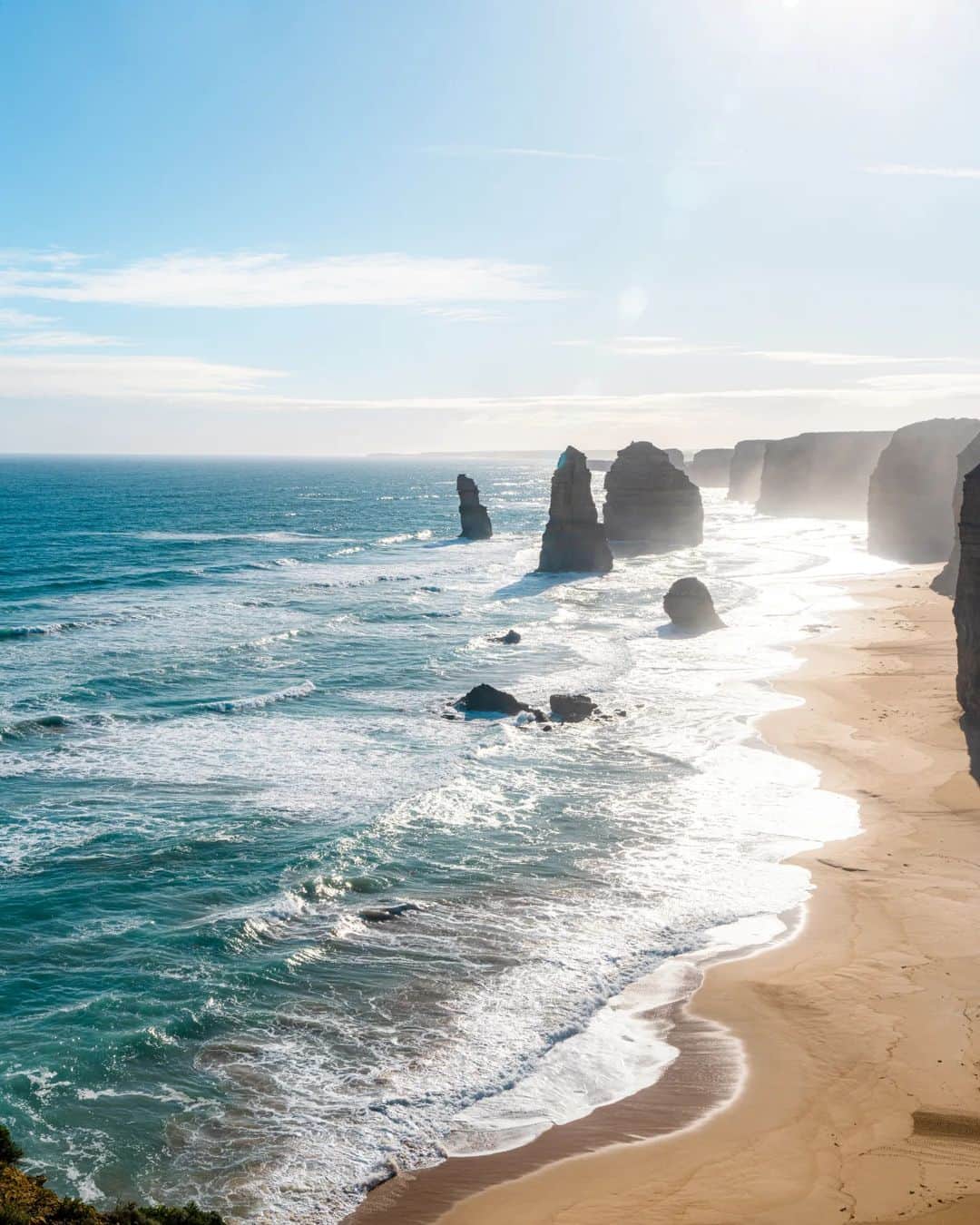 のインスタグラム：「Twelve Apostles｜オーストラリア メルボルンの旅  メルボルンに行くなら必ず訪れたいGreat Ocean Road。全長250kmの海岸線をドライブする爽快感、断崖絶壁から見える海と強い風に作られた岩の他、ポートキャンベル国立公園などオーストラリアの大自然を体験できました。  トゥエルブアポストルスは太陽の位置によって海や空の色がどんどん変わっていくので午前中や夕焼けのタイミングで行くと良さそうだなーという感想。  わたしが到着した時は15:00頃でぎりぎり西陽に染まっていない空の色でした。晴れてくれてよかった…。  メルボルンから車で約3〜4時間くらいかかるけど、もしビクトリア州に行くなら絶対に行った方がいい！  @newt_guide #NEWTでメルボルン #NEWTモニターツアー　 #visitmelbourne」