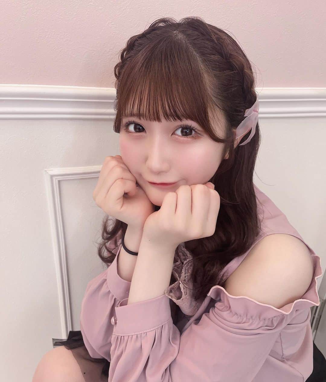 桃姫もえかのインスタグラム：「あざとかわいい՞‪⸝⸝> ̫ <⸝⸝՞♡  #ヘアアレンジ #ウェーブ巻き #リボンブラウス   #ヘアメ #へああれんじ   #量産型コーデ #量産型 #量産型女子 #量産型オタク #量産型メイク   #地雷系女子  #おしゃれさんと繋がりたい  #アイドル #ピンクコーデ #ピンクメイク    #アイドル好きと繋がりたい #地下アイドル  #雰囲気すきな人いいね #自発ください #いいね返し #美男美女さんと繋がりたい  #アニメ好きな人と繋がりたい #フレンチガーリー #自撮り界隈 #kosplay #隠しきれないヲタク #自撮り  #likeforlike #instagood  #selfie」