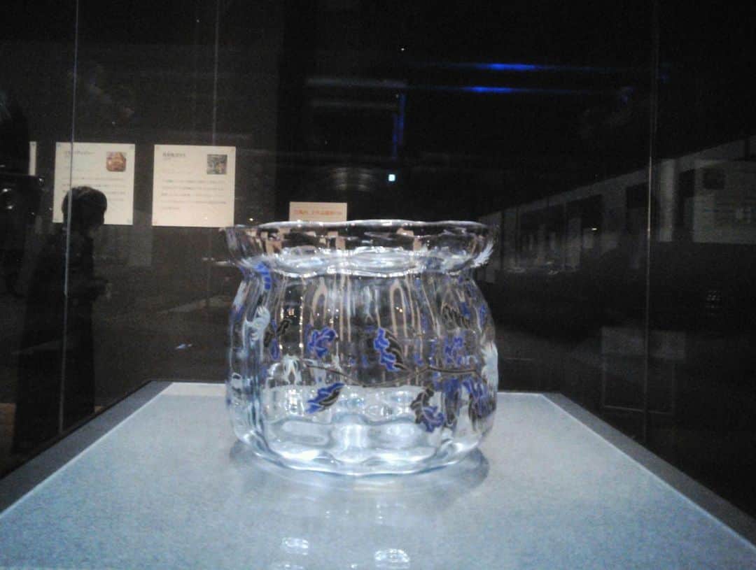 下野由貴さんのインスタグラム写真 - (下野由貴Instagram)「最近、博物館や美術館巡りにはまってる下野です。 前々から好きだったけど、最近より好きになりました。  昨日は九州国立博物館で開催中の特別展 アール・ヌーヴォーのガラス ガレとドームの自然讃歌  に行ってきました。  どれも美しくてときめきました。 ガレが伊万里焼に影響を受けた話や、作り方の解説なんか聞いててとても面白かったです。ドーム兄弟の花畠文シリーズ(勝手にそう呼んでる笑)や、すみれシリーズ、勿忘草のモチーフが浮かべられてるものがとても愛らしくて美しくてお気に入りです。友達とそこだけおかわりして見に行きました。笑  いつか北澤美術館に行ってみたいなぁ。  #九州国立博物館 #アールヌーヴォー #アールヌーヴォーのガラス展 #ガレとドームの自然賛歌 #博物館 #博物館巡り #美術館 #美術館巡り #太宰府 #太宰府観光 #福岡観光 #トイカメラ #papershootで撮影しています」5月13日 20時26分 - shimono_0402