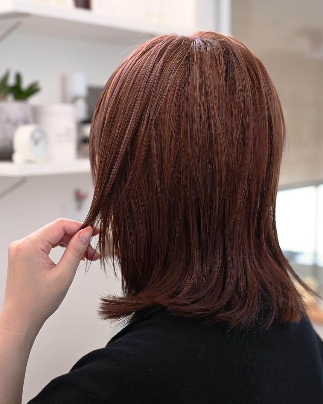 のインスタグラム：「艶を出しながら今っぽい毛束感😍  ヘアオイルを使って毛束感を出したくて 買ってみたのが....  ALLNA ORGANICのヘアバーム✨  これね？ 髪をケアしながらセットもできちゃう 優れものなんです🙌  しかもアロマの香り付きなので 髪からふわっといい香りが漂う🌿  手に余ったバームは、手や指先になじませてハンドクリームとして使えます😊  楽天お買い物マラソン中 30%OFFクーポンが出ています！  詳しくはブログに書いてみたので ぜひ読んでもらえたら嬉しいです🙇‍♀️  @mi1341  ←プロフィールのURLから ブログへ飛べます。  #めがねとかもめと北欧暮らし#ヘアカラー#ヘアアレンジ#ヘアバーム#ヘアオイル#ヘアスタイル#アラフォー#アラフォーママ#ALLNAORGANIC#アロマ#アロマのある暮らし#暮らしの記録 ・ ・」