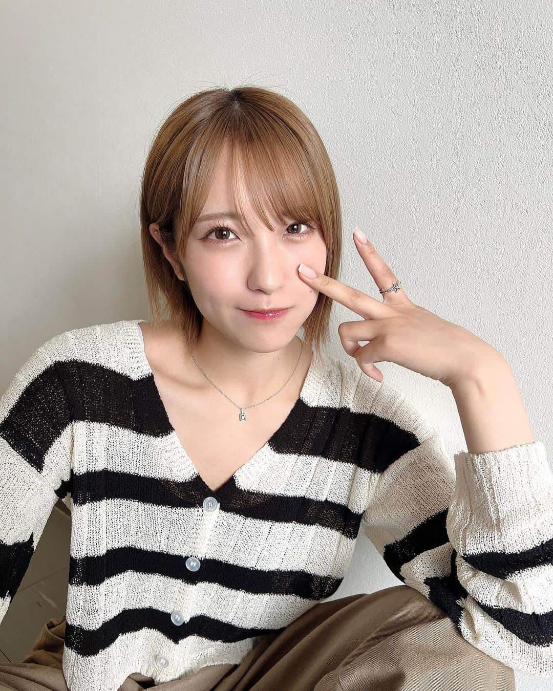 小嶋花梨さんのインスタグラム写真 - (小嶋花梨Instagram)「この頃ボーダーの服が好きで、ネットショッピングのカゴに3つボーダーの服入れてました🛒𓈒𓂂𓏸 ⁡ そんなに何個も要らないかなと思いつつも 全部形は違って可愛いので、、 ⁡ 買いました🤫 ⁡ ⁡ #ショートカット #ショートヘア #ショートヘアアレンジ #ショートニット #ボーダートップス」5月13日 20時22分 - nmb_kojima_48