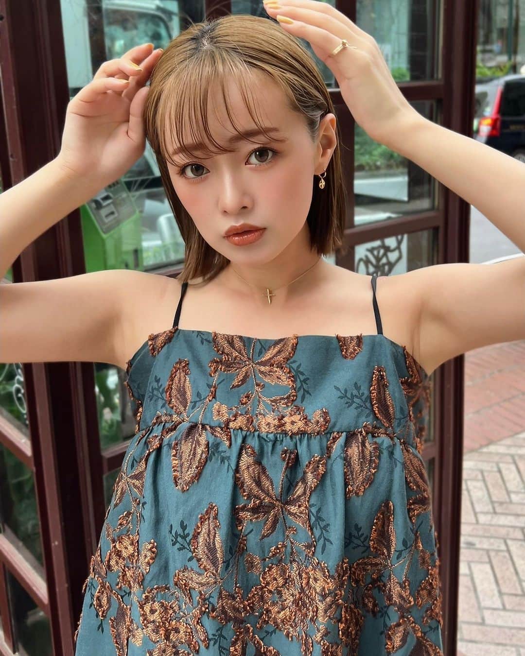 村崎英絵のインスタグラム：「もー夏だあー♡ 太陽が出る時間が早くなって明るい時間が増えてきて空見るたび嬉しくなる♡  この日はお気に入りのお洋服とアクセサリーでお出かけ！  写真を撮っていたら、高校生の方が私に気づいてくれて声かけてくれた🥹💗 写真撮り終わるまで待っててくださってちょっと恥ずかしかったけどありがとうございます❤️ 保存してくれている私の写真も見せてくださって嬉しかったです❤️ これからもよろしくです！！  accessory(ring・necklace) @h_jewelry_official   tops @loveless___official   今年の夏も楽しい思い出でいっぱいになりますよーに🫶💕  #渋谷 #夏メイク #夏コーデ #キャミソール #ゴールドアクセサリー #loveless #jewelry」