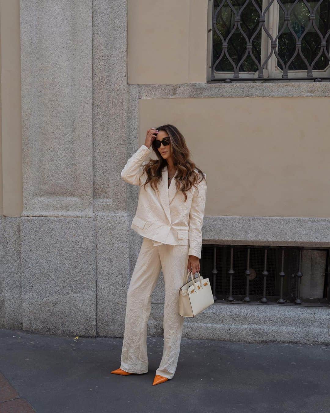 Tamara Kalinicのインスタグラム：「I love this suit so much you get 5 pictures of it @medeeae 🥂 Still not over the fact my sister asked if I forgot to iron it😬」