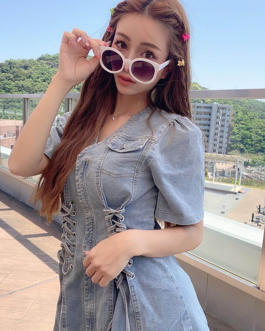 MARIKOのインスタグラム：「. . テーマはギャル🤘笑 デニムワンピースは @lea_skyshop_  . . . . . . . . . #ワンピースコーデ  #デニムワンピース」