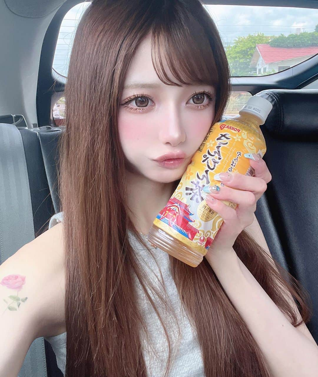 あやちゃんのインスタグラム：「さんぴん茶！💛 たくさんのんだ！🌺 私はラフテーとゴーヤチャンプルーがすき！  #さんぴん茶 #沖縄 #沖縄旅行 #沖縄カフェ #沖縄グルメ #沖縄料理 #那覇空港 #アメリカンビレッジ #アメリカンビレッジ沖縄 #夏服コーデ #沖縄料理 #ストレートヘア #ワンホンマツエク #ワンホンメイク」