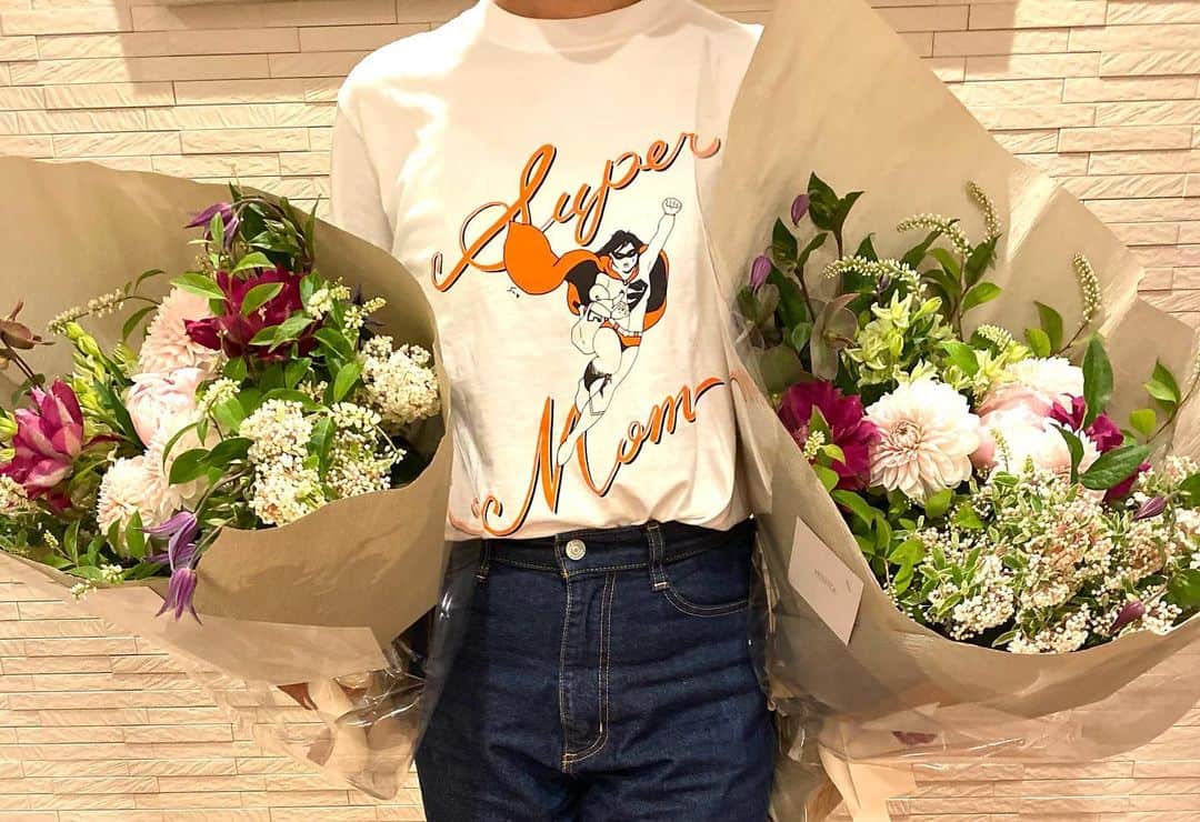 のインスタグラム：「2人のSuper Momに‼️ 1人目のSuper Momは子供達を預ける時に絶対に嫌な顔せずにいつでも預かってくれるお義母さん。 4人の子供を育てたお義母さん。 いつも明るくどんな時も笑ってるお義母さん。 子供達も大好きです‼️ 本当にありがとうございます。  もう1人のSuper Momはモンスターグランマ（怒られる）こと私の母、まーちゃん。 長男のお勉強を毎日、見てくれて予習復習をし長男がどうやったら理解出来るかを必死で考えてくれて、公開模試の前日は心配で寝れなくなり、私が仕事の時は父と協力しながら3人の子供の送り迎え、お弁当、お勉強を見てくれる。 まさにSuper Momだと心から思います。  一日早いけど2人のSuper Mom‼️ いつまでも元気でいて下さいね‼️  本当にありがとう❣️ 「感謝」の一言❣️  そして沙織さんのSuper Mom Tシャツがこれ以上ない日にマッチング‼️ こんなTシャツを作ってくれた沙織さんにも感謝‼️  #母の日 #happymothersday  #感謝 #supermom #長生きしてね #テニス #tennis #tennisplayer」