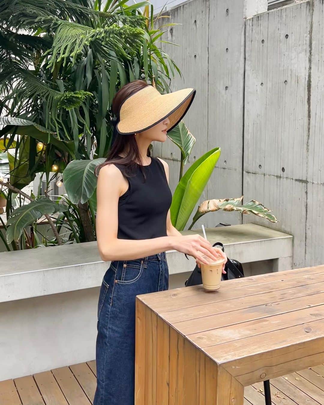 金子麻貴のインスタグラム：「この前の真夏日だった日☀️ デニムにノースリでシンプルに。  夏は毎年つば広の帽子ばかり選んでしまうけど今年は車に乗ることも増えたので後ろが邪魔にならないサンバイザー💓  @helen_kaminski ならサンバイザーでもスポーティーにならなくてすごくお気に入り✨  ワンピースに合わせてもエレガントだしデニムで普段使いもしやすいし後ろのリボンが特に好き💓  ヘレンカミンスキーのPOP UP 3店舗で開催中です。  伊勢丹新宿店　 5/9～5/16 銀座三越　 5/17～5/23 東急百貨店 吉祥寺店　5/11～24   40周年記念スペシャルトートバッグが数量限定でプレゼントされるそうです🥰  #fashion#outfit#helenkaminski#ヘレンカミンスキー#サンバイザー#ハット#夏コーデ#カジュアルコーデ#ママコーデ#デニムコーデ#デニム」