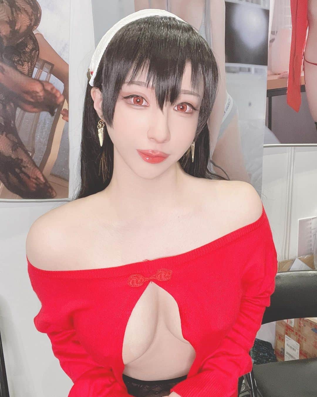 千尋のインスタグラム：「今天忙到只來得及拍1張自拍的千尋🥲 謝謝大家來AGA玩❤️ 明天還有1天喔！  拍立得會有新增項目 -調教 -腳咚  好奇問問 大家想要看到原創的千尋還是瑪奇馬小姐呢（？  另外第二日因為有舞台活動的關係 互動時間有更改！還請注意～～  💗5/14互動時段💗 A場次10:30-11:00 （女僕） 舞台活動 11:00-13:00（不在攤位） B場次13:30-14:30 （女僕） C場次15:30-18:00 （兔女郎）  #aga」
