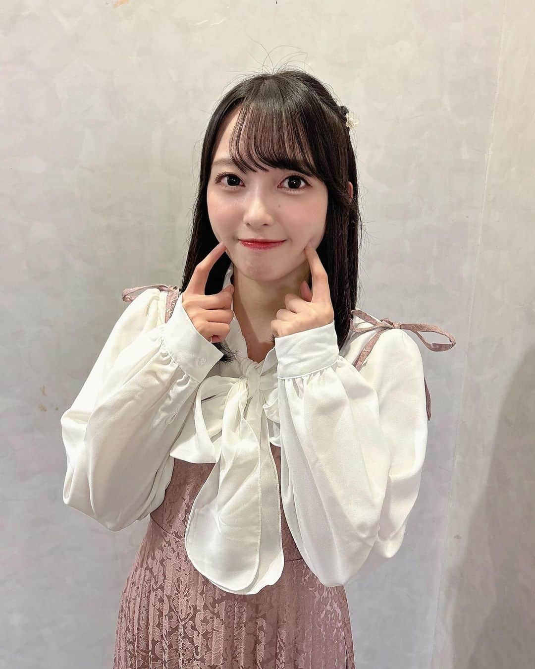 石田みなみさんのインスタグラム写真 - (石田みなみInstagram)「⁡ リアルお話し会 in 福山 ありがとうございました💐✨ ⁡ 今回からマイクがなしになって 距離が近くなったので いっぱい見つめあえて しあわせでした🫶 ⁡ 淡いピンクのキャミワンピ 好評も好評でとても嬉しかったです♡ ⁡ #STU48 #charmingtrip #idol #アイドル #Stucharmingtrip #石田みなみ ⁡#広島 #福山 #お話し会  #ootd #ootdfashion  ⁡」5月13日 20時33分 - ishida.minami_373