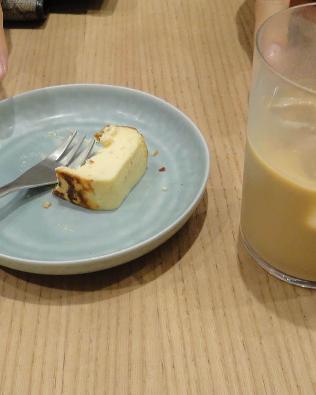 mizukiさんのインスタグラム写真 - (mizukiInstagram)「昨日☕️✨ フォーを食べてコーヒー飲みにいった日☺️ ㅤㅤㅤㅤㅤㅤㅤㅤㅤㅤㅤㅤㅤ ブルーボトルのチーズケーキ、 とってもおいしかった🧀🩶 デジカメとってもいい📹 毎日持ち歩いてるよ☺️☺️ ㅤㅤㅤㅤㅤㅤㅤㅤㅤㅤㅤㅤㅤ コクーンスカートは @bonjoursagan 🫧 ㅤㅤㅤㅤㅤㅤㅤㅤㅤㅤㅤㅤㅤ #デート#bonjoursagan#春コーデ#ブルーボトル」5月13日 20時33分 - mizukidrop