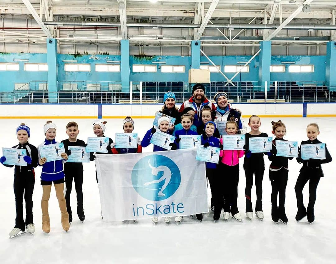 アレクセイ・ロゴノフのインスタグラム：「Завершились наши первые сборы @inSkate_camp в этом сезоне! ⛸🔥🔥🔥  Белгородские фигуристы отлично справились с нагрузкой. Отдельно хочется отметить дисциплину и старательность ребят, что является заслугой тренеров Ирины Михайловны и Татьяны Валерьевны. Сил, Терпения и Здоровья таким наставникам! А спортсменам, безусловно, успехов, удачи и новых Побед!🏆🥇 Начало положено, понимание достигнуто, приеду - проверю😏 Увидимся в Августе!🤗🤗🤗  #сборы #inSkatecamp #Фигурноекатание #figureskating #sbory #белгород #inSkate」