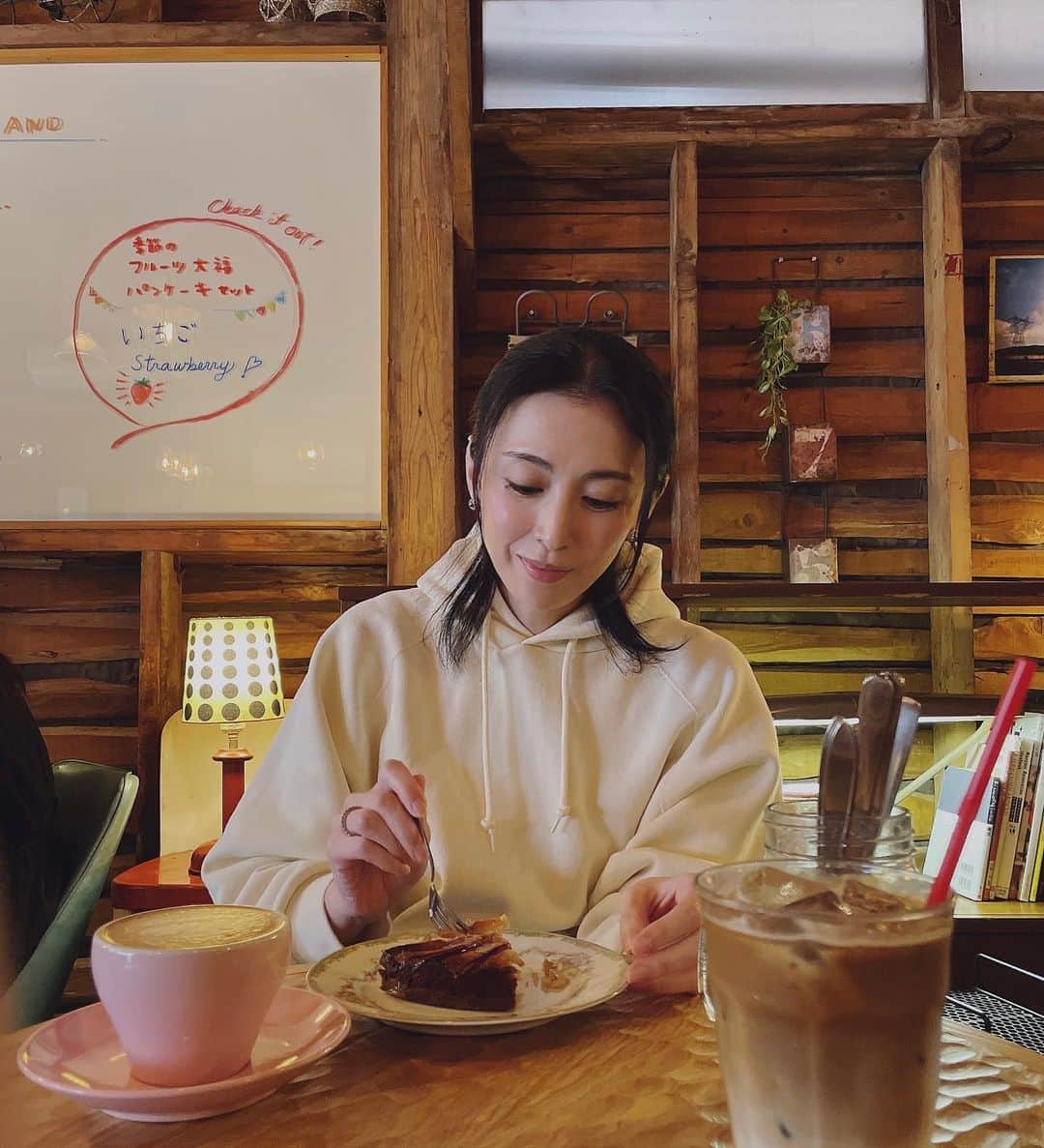 雛形あきこさんのインスタグラム写真 - (雛形あきこInstagram)「時間が空いたので近くのカフェでお茶。 はじめて行く場所のはじめてのカフェ ライトが可愛い 素敵な出会い #カフェ #オシャレカフェ #シナモンアップル」5月13日 20時44分 - akiko_hinagata