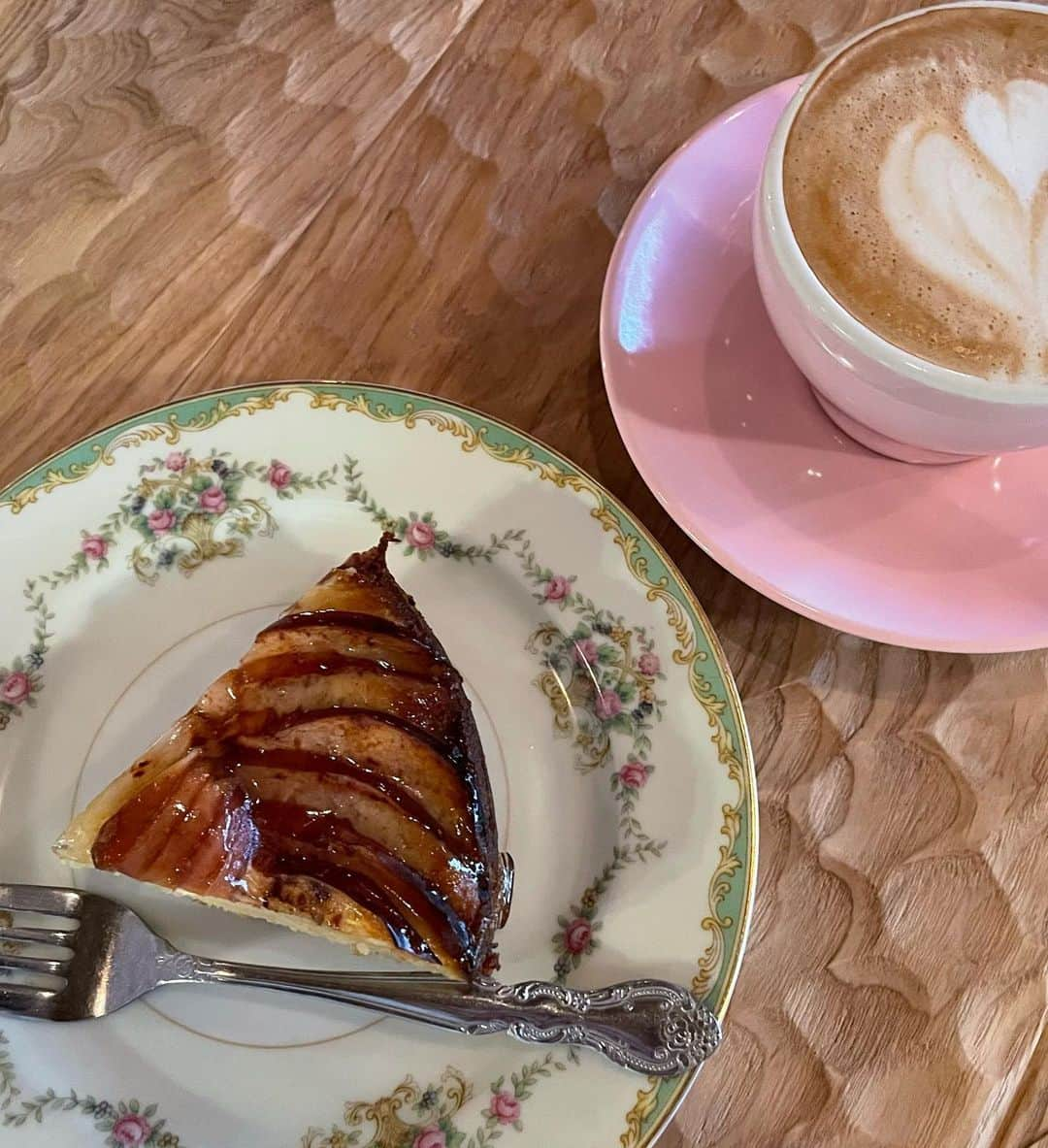 雛形あきこさんのインスタグラム写真 - (雛形あきこInstagram)「時間が空いたので近くのカフェでお茶。 はじめて行く場所のはじめてのカフェ ライトが可愛い 素敵な出会い #カフェ #オシャレカフェ #シナモンアップル」5月13日 20時44分 - akiko_hinagata