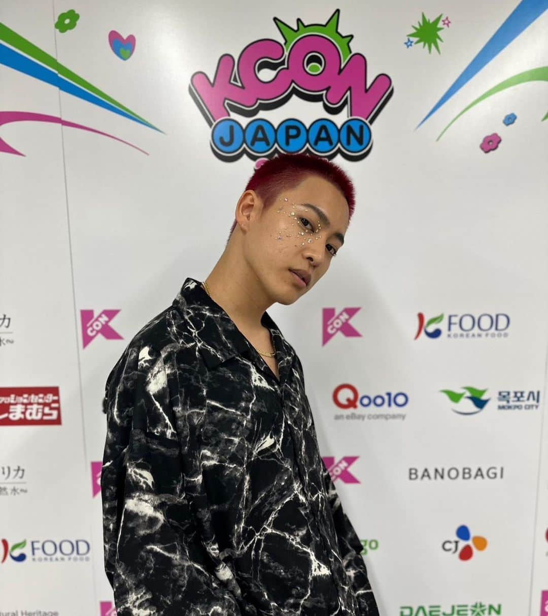 三山凌輝のインスタグラム：「#TGC× #KCON スペシャルゲストとして出演させて頂きました。 会場や配信でご覧になった皆さんいかがでしたか？😉 いつもと違ったメイクビジュアルでもあり楽しくステージを歩かさせて頂きました！ありがとうございました🔥  #三山凌輝」