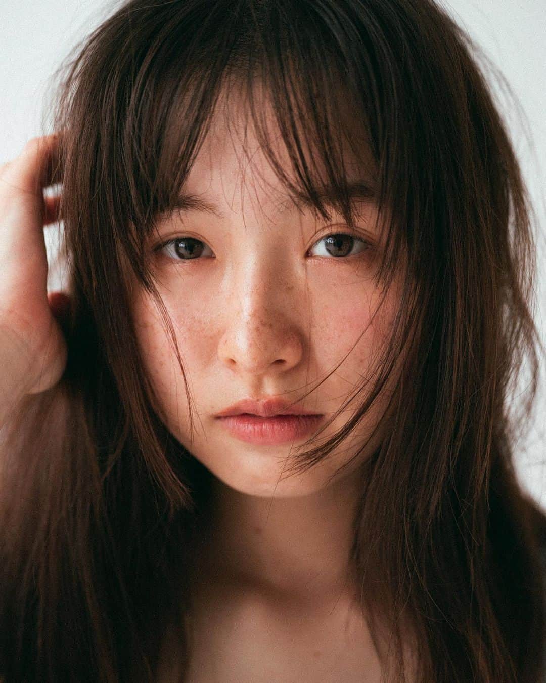 酒井貴弘のインスタグラム：「ずっと撮りたくて初めて撮影できた璃子ちゃん。 念願叶って嬉しかったし、やっぱり撮ったらすごく素敵な人でした。 可愛い写真たくさん撮れたのでたくさん載せていきたい。  @umauma_bot   hairmake @yusuke_kasuya  stylist @_emito」