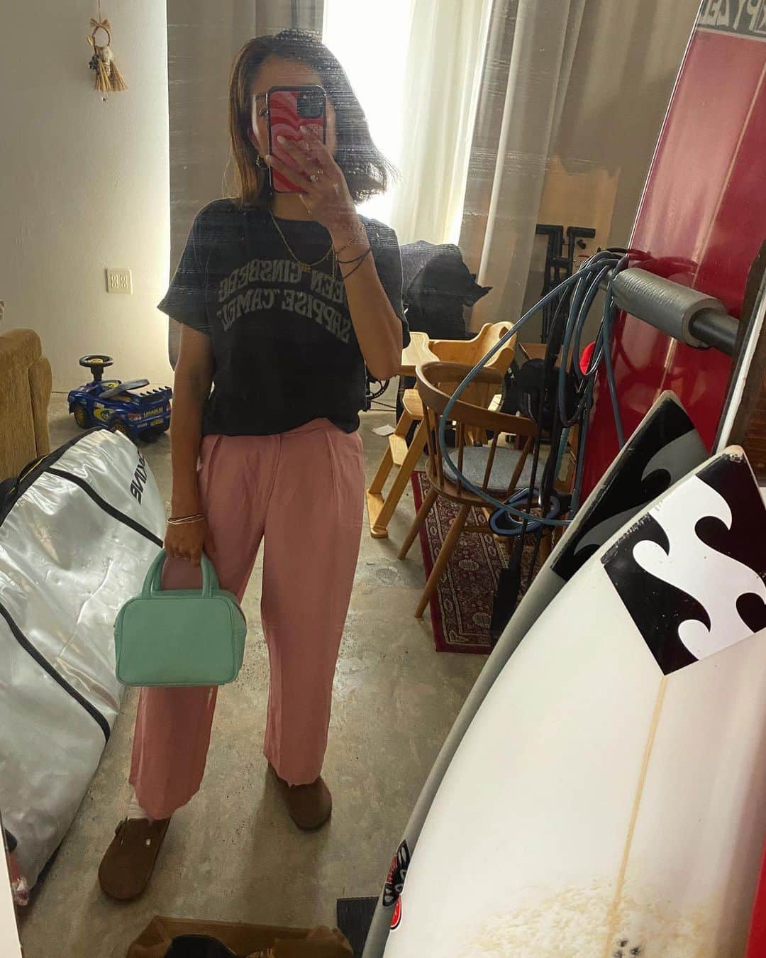 堀舞紀のインスタグラム：「🌞  T:vintage bottom: @daddysgirl_official  bag: @ayakawasaki   #🧠 #color #カジュアルコーデ #古着mixコーデ  #大人カジュアル #母親服装 #ママコーデ」