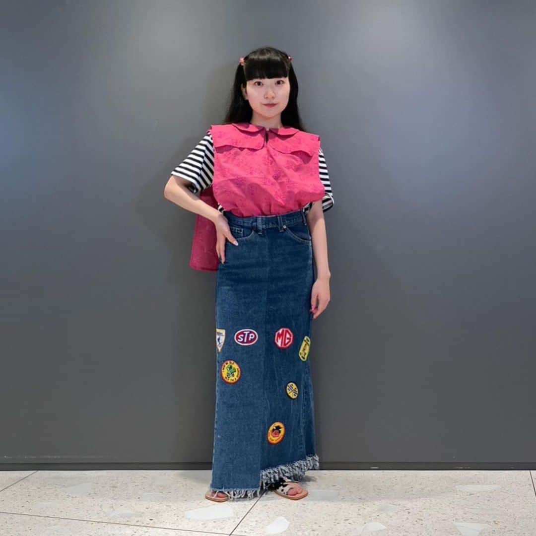 BEAMS JAPANさんのインスタグラム写真 - (BEAMS JAPANInstagram)「. 【WOMENS STAFF STYLING】  ＜Rhodolirion＞のピンクのブラウスは前掛けタイプのデザインになっており、Tシャツ意外にもワンピースなどともレイヤードが楽しめる万能アイテムです。 Staff 153cm  ＜TORI-TO＞×＜BEAMS BOY＞ Collage T-shirts Special ¥7,480-(inc.tax) Item No.13-04-0073  ＜Rhodolirion＞ CUTWORK BIB SHIRT ¥39,600-(inc.tax) Item No.61-01-133  ＜77circa＞×＜Ray BEAMS＞ Fringe Flare Denim Skirt W/Antique Patch Special ¥32,780-(inc.tax) Item No.61-27-0099  ＜Hender Scheme＞ Arjah  ¥36,300-(inc.tax) Item No.61-33-0546  BEAMS JAPAN 3F ☎︎03-5368-7317 @beams_japan #torito #rhodolirion #77circa #henderscheme #beams #beamsboy #raybeams #beamsjapan #beamsjapan3rd #beamsjapanwomens #beamsstaffstyling Instagram for Womens staff stylings Blog for Recommended」5月13日 20時47分 - beams_japan