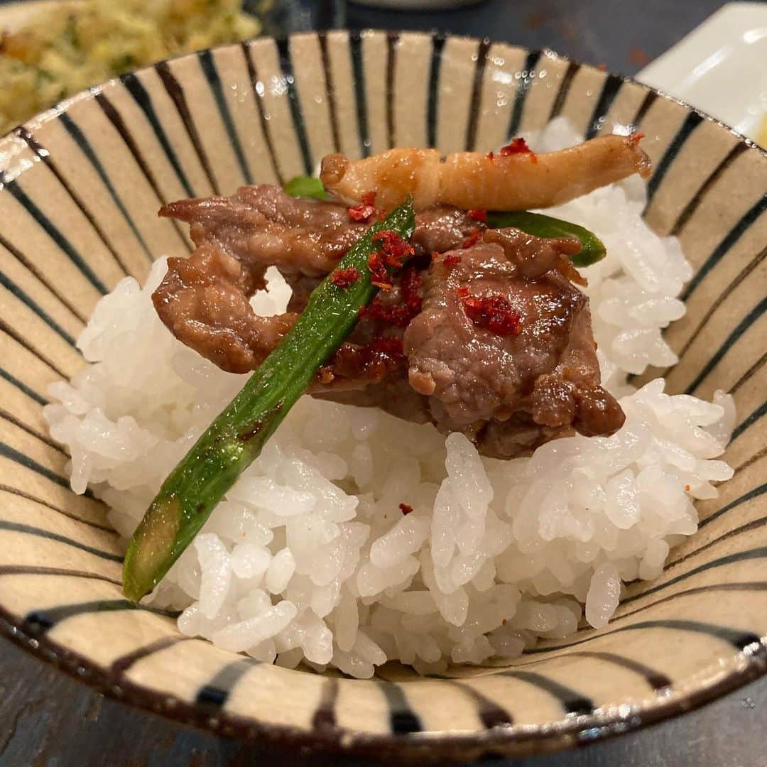 井上荒野のインスタグラム：「「遠山ジンギス」の羊に、いただきもののティムルコチョップという、ネパール山椒の調味料。合いすぎて危険😭このごはんで赤ワイン飲んでる。」