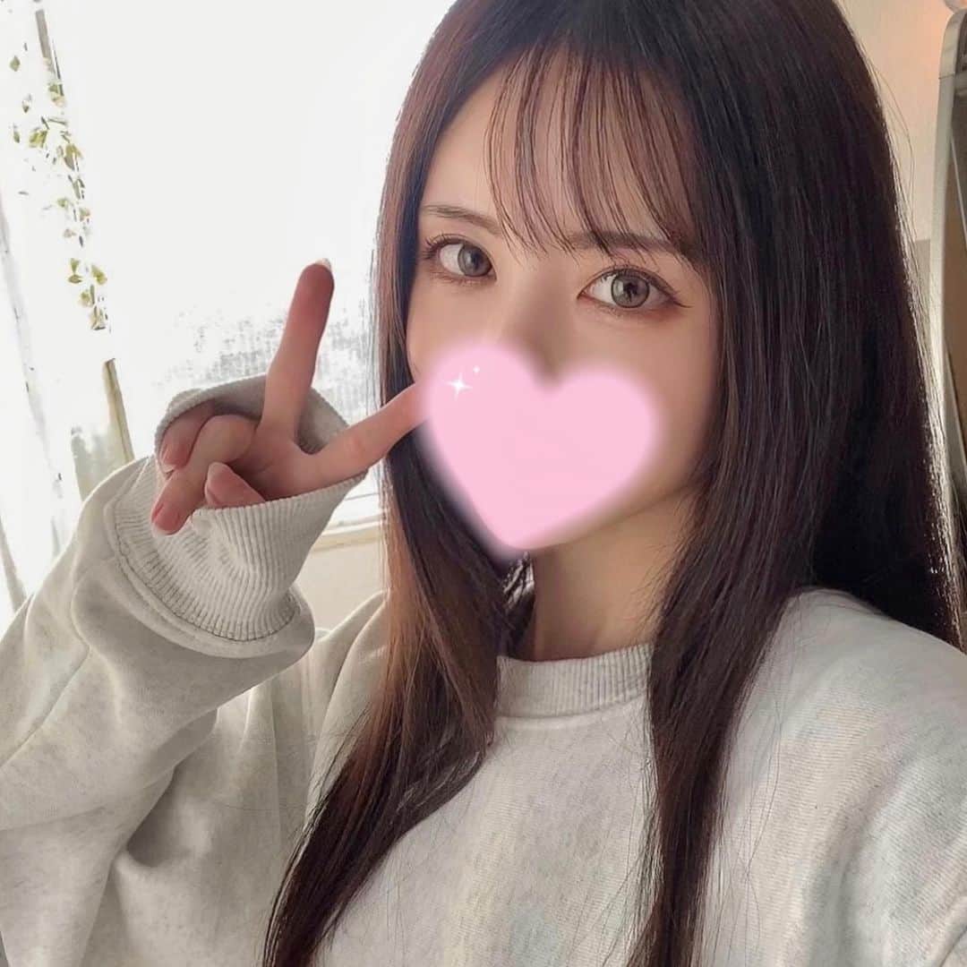 奔放なナナのインスタグラム：「今日もお疲れぴすぴす☔️ 明日のヴィクトリアマイル予想中🐴📝」