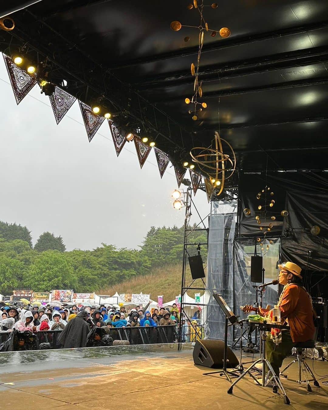 ハナレグミさんのインスタグラム写真 - (ハナレグミInstagram)「.  Thank you, FUJI & SUN'23！🗻  雨で富士山は見えなかったですが、一緒に楽しんで頂きありがとうございました♪  #fjsn #ハナレグミ #永積崇」5月13日 20時49分 - hanaregumi.official