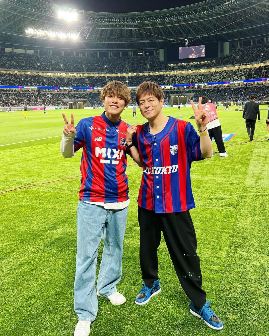 かっくんのインスタグラム：「・ 小さい頃から大好きなFC東京の試合を観戦してきた！！ 国立競技場のピッチにも入れたし、あの陣内智則さんと一緒に観戦できたし、多摩川クラシコ勝ったし、ドロンパ君とも写真撮れて最高の1日やった🤩」