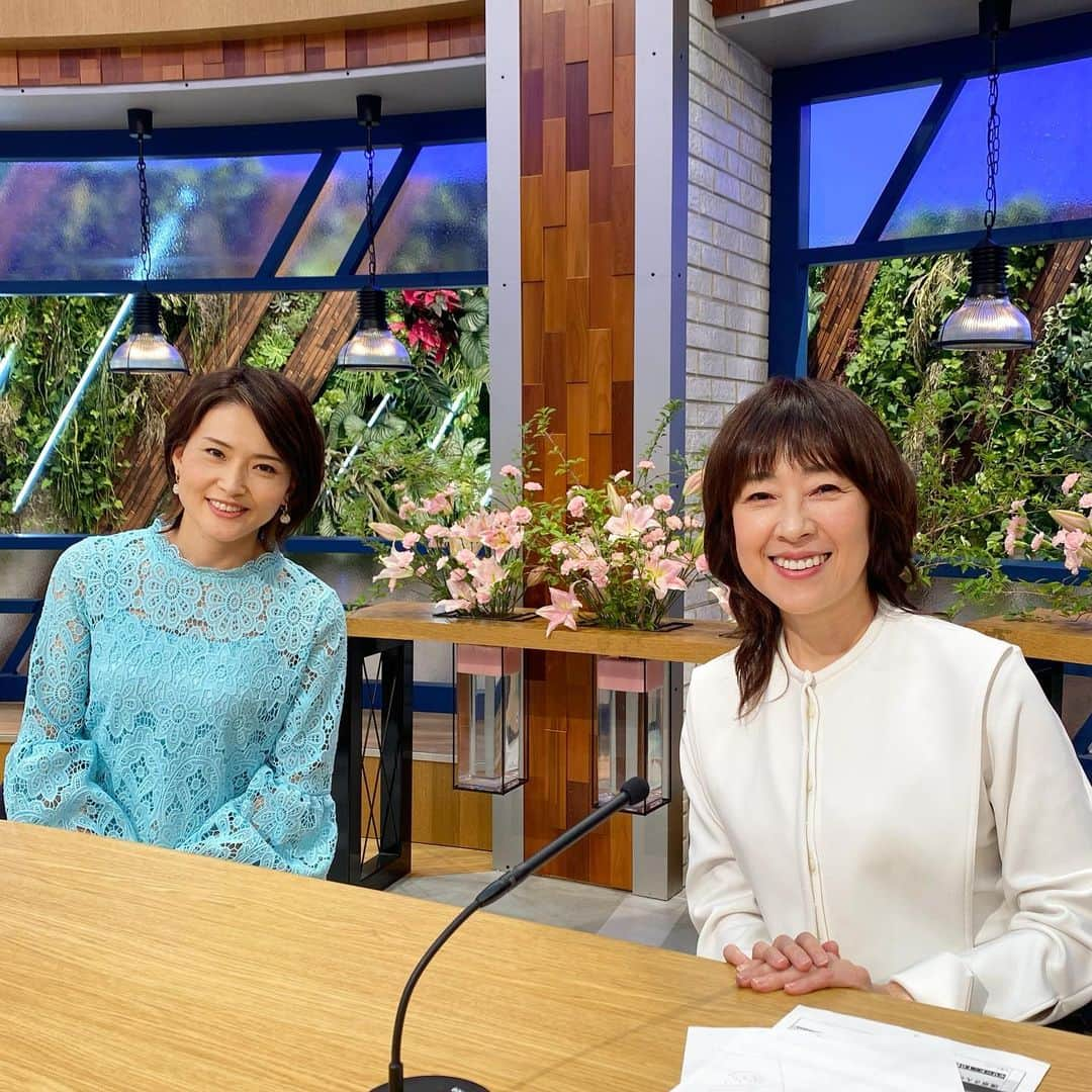 小西美穂のインスタグラム：「けさは『ウェークアップ』出演でした 元衆議院議員の金子恵美さんと 初めてご一緒しました🩵👩‍🔧🤍  とっても気さくな方でした！！  テレビ番組で引っ張りだこの金子さん。 東西の移動が激しいので、 新大阪の駅ナカグルメの楽しみ方を教わったり、 ファッションの話題で盛り上がりました🍛  朝から元気をいただきました😊感謝 ⁡ #金子恵美 さん #ウェークアップ #土曜朝 #日本テレビ系列 #読売テレビ」