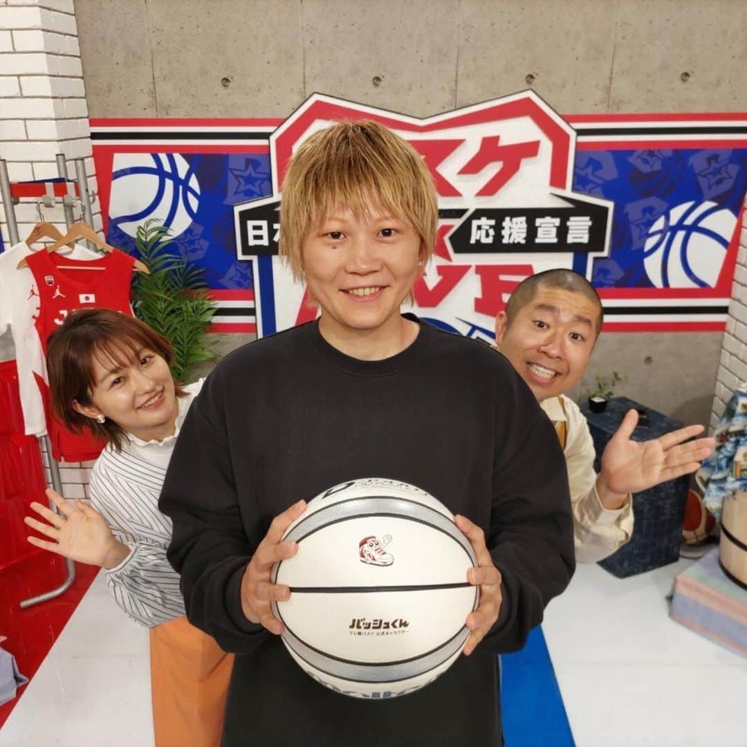 佐藤ちひろのインスタグラム：「このあと、深夜24時からは 「バスケ☆FIVE  特別編 〜W杯8月沖縄で開幕スペシャル〜」  ＊一部地域をのぞく  8月のワールドカップに向け、 ホーブスJAPANの注目選手を特集🎤 デンソーアイリス #髙田真希 選手が 日本の戦術“トムマジック”について語ってくれました🪄  そして、対戦チームのポイントもお伝えしちゃいます！！  8月25日(金) 日本×ドイツ　　　　📺日本テレビ系 27日(日) 日本×フィンランド　 📺テレビ朝日系 29日(火) 日本×オーストラリア 📺テレビ朝日系  #テレ朝バスケ　#バスケットボール　#バスケFIVE  #バスケ　#バスケット」