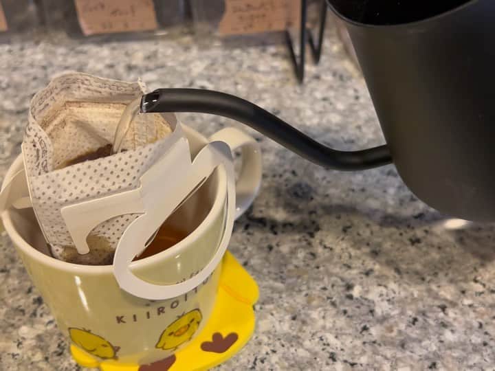 のインスタグラム：「. TERUさんとこの前珈琲の話をしていたら、なんと！ 函館美鈴珈琲のドリップパックと、 珈琲に抜群にあうお菓子を 送ってくださりました😍😍😍  マイルドでコクもあるし、ほのかに甘味があって、盛りなしで僕が飲んだドリップパックで1番美味い珈琲でした😭😭  めっっっっっっちゃ美味いよwww 次の日の朝が楽しみです☕️  今度東京の美鈴珈琲、お店行きます！！☕️  TERUさんありがとうございますっ✨✨  今年で結成1年経つんでそろそろ結果出します！頑張ります！！  #美鈴珈琲 #函館 #函館美鈴珈琲  #GLAY #TERU さん #coffee #コーヒー #珈琲 #cafe #ウチcafe #善ちゃんはダメよー #🐤」