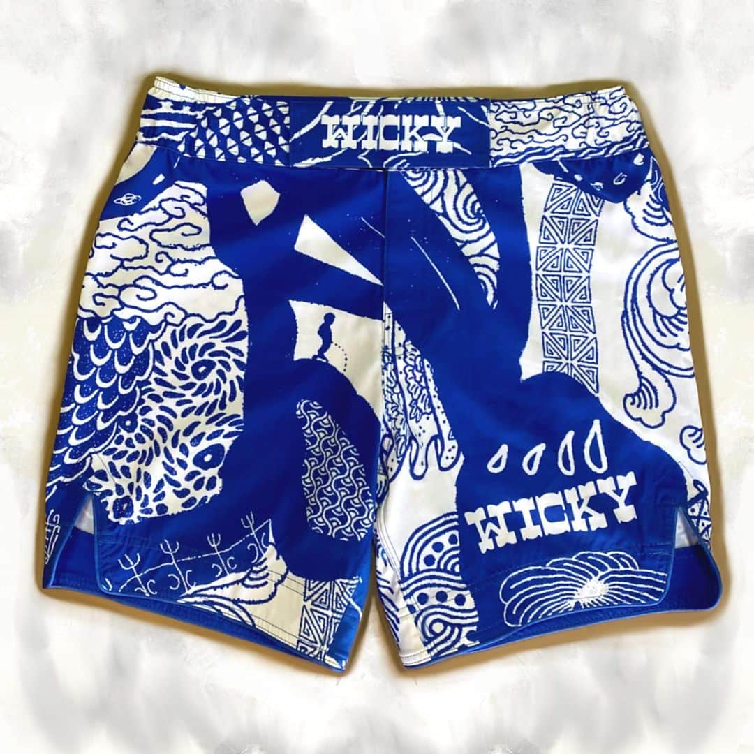 西浦聡生のインスタグラム：「<NEW> WICKY BLUE SHORTS   WICKY BLUE   一つ一つ点画で生み出した個性的なアートを、ウィッキー独自の感覚でコンビネーションを重ねた作品。 格闘技もあなただけのコンビネーションの感性が必要です。 これを着てあなただけのコンビネーションを磨いてください！  また、娘の名前にちなんだBlueを用いた作品に仕上げました。 青い海、青い空が似合うこの季節に。 ビーチでも是非🏝  <素材> Shorts  ポリエステル92% polyester/  ポリウレタン8%  elastan  ※バラ売りです！  ※セットで同時購入していただいた方には完全オリジナル非売品バンダナをプレゼントします！(※数量限定/無くなり次第終了です)  https://wickyart.shop  #wickyartshop #wickyart #wickyblue #shorts #西浦ウィッキー聡生  #mma #jiujitsu #kickboxing  #総合格闘技 #beachwear」