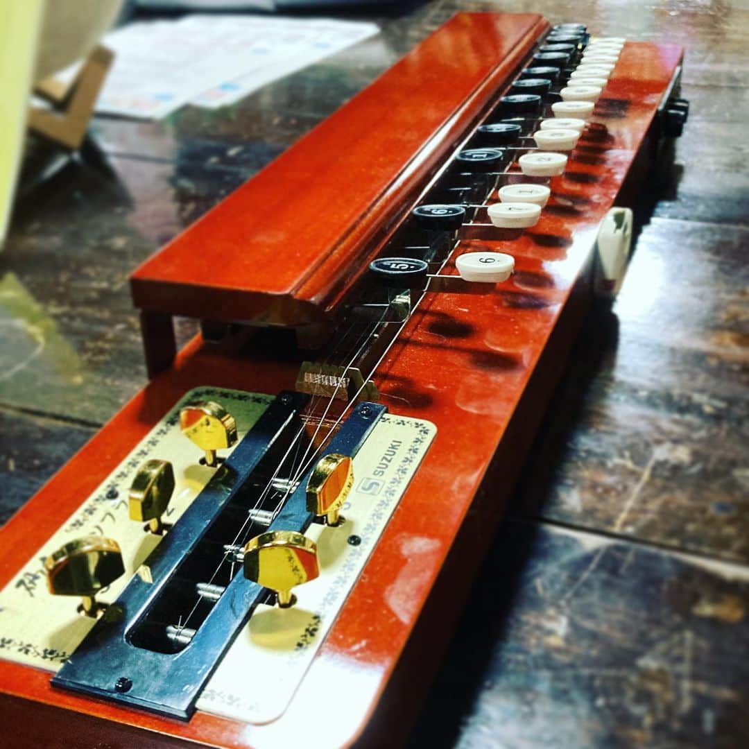 松田洋治さんのインスタグラム写真 - (松田洋治Instagram)「楽器の練習始まりました。大正琴初体験。」5月13日 21時01分 - youjimat
