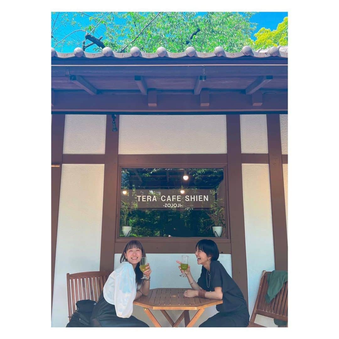 megumi matsuoさんのインスタグラム写真 - (megumi matsuoInstagram)「… @cozue_n と散歩中 増上寺境内にあった寺カフェへ  水出し玉露美味しかったー♡  天気もいいし 目の前は緑がいっぱいだし 都心にも関わらず 心なしか空気も澄んでる気がw なんだろ… とりあえずめちゃめちゃ癒された♡  余談 テーブルについた時 窓越しに 店内にいたおばちゃま2人と目が合って こっちを見てニコニコしてたの 波長が合ったんだろうねw 次の瞬間 私、そのおばちゃまと手を振り合ってたわw  いい時間でした♡♡♡  #ママ#ママライフ#ママカメラ#親友#松潤と二宮#松潤カフェ#寺カフェ#カフェ好き#緑茶#水出し緑茶#teracafeshienzojoji#癒される#初夏#アラフィフ#アラフォー#40代」5月13日 20時55分 - sara_mira_