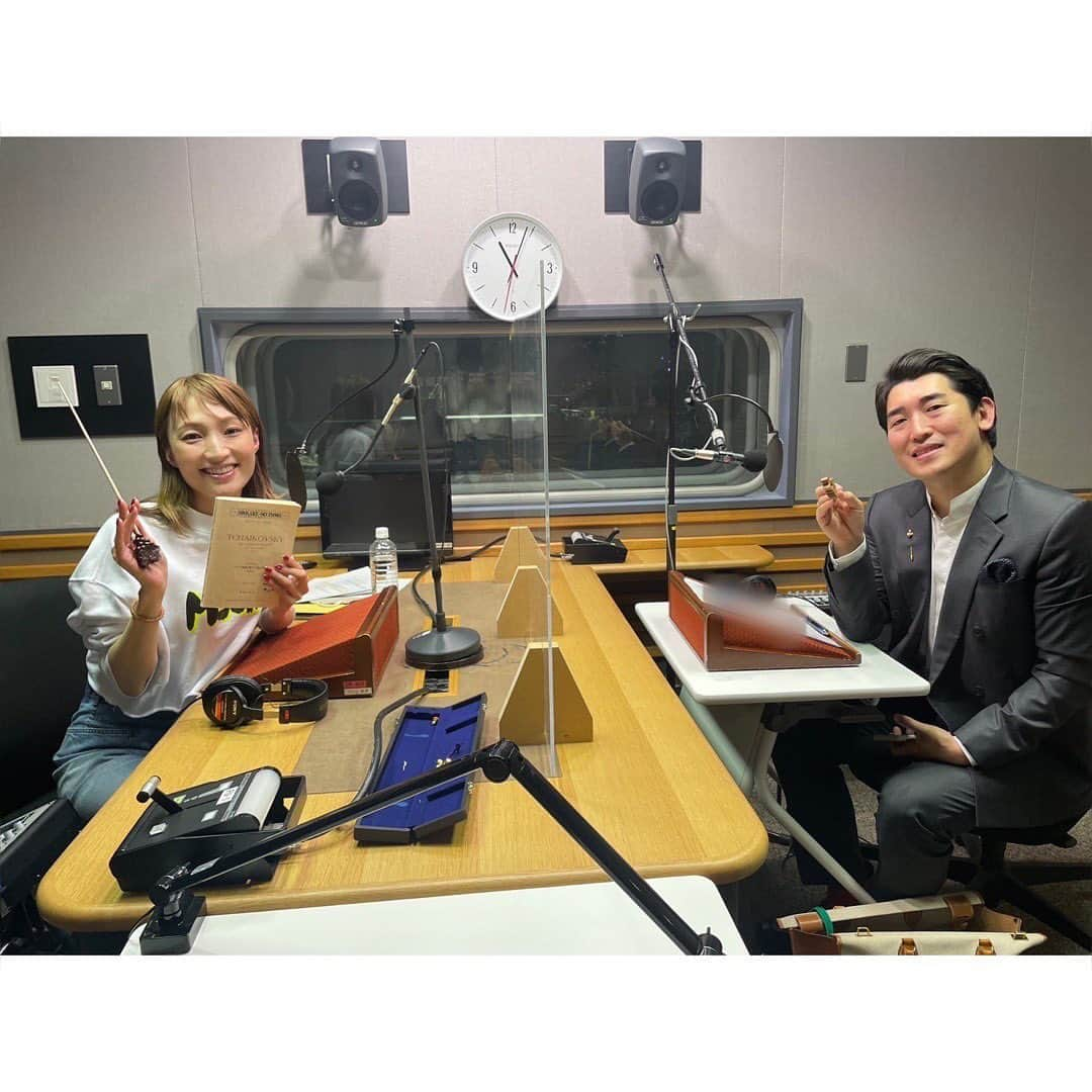 望海風斗さんのインスタグラム写真 - (望海風斗Instagram)「📻 明日21:00〜 #ラジオ #NHKFM #望海風斗のサウンドイマジン #毎週日曜夜9時 ゲスト #原田慶太楼 さん ⁡ なんと！あの！ 指揮者の原田慶太楼さんが来てくださいました✨ 沢山お話しを伺えて嬉しい楽しい時間でした♪ あの『ジルベスターコンサート』のお話しも…！ ⁡ 原田さんの#音 は、ここでしかじっくり聴けないのではないかと…！ ⁡ 大切な #指揮棒#スコア をお借りして📷 奥様#倉島侑里 さんとも♡ ⁡ ⁡ 聴き逃しは #らじるらじる で何度でも！ #公式Twitterも宜しく」5月13日 20時55分 - nozomifuto_official