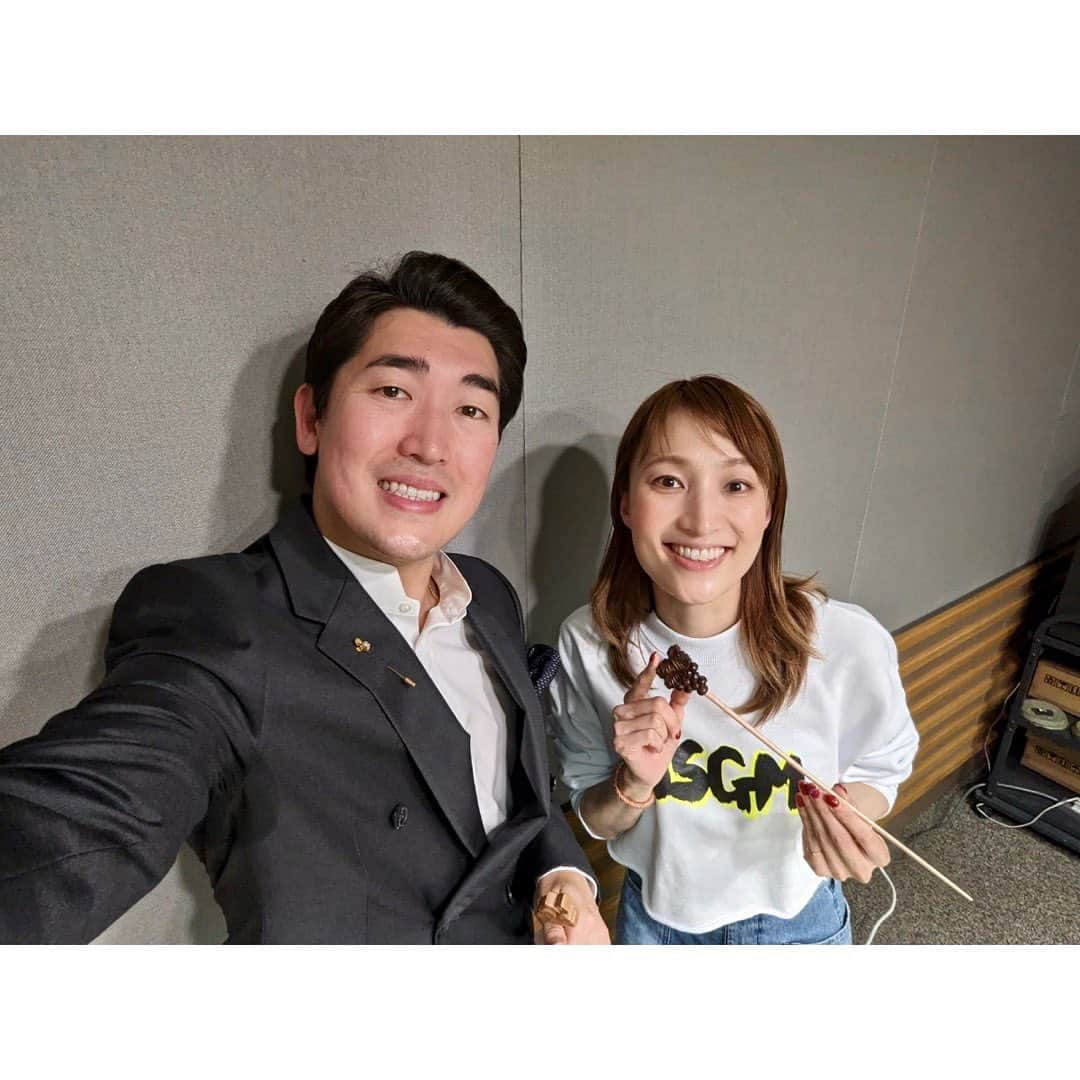 望海風斗さんのインスタグラム写真 - (望海風斗Instagram)「📻 明日21:00〜 #ラジオ #NHKFM #望海風斗のサウンドイマジン #毎週日曜夜9時 ゲスト #原田慶太楼 さん ⁡ なんと！あの！ 指揮者の原田慶太楼さんが来てくださいました✨ 沢山お話しを伺えて嬉しい楽しい時間でした♪ あの『ジルベスターコンサート』のお話しも…！ ⁡ 原田さんの#音 は、ここでしかじっくり聴けないのではないかと…！ ⁡ 大切な #指揮棒#スコア をお借りして📷 奥様#倉島侑里 さんとも♡ ⁡ ⁡ 聴き逃しは #らじるらじる で何度でも！ #公式Twitterも宜しく」5月13日 20時55分 - nozomifuto_official