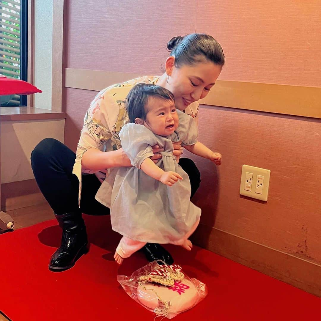 福島慶子さんのインスタグラム写真 - (福島慶子Instagram)「娘の一歳の誕生日🎂 餅踏みは息子の時と一緒でギャン泣き😂笑 選び取りは"お箸🥢"でした‼️ 食べ物に困らない人になるでしょう❤️  無事に一歳を迎えられて 本当に良かった😊😊  ここ最近自我がすごく お兄ちゃんにも立ち向かってる姿が とても成長してるなーと しみじみ感じるのです🥺 これからも元気いっぱいで 過ごそうね〜❤️ #子育て#一歳誕生日 #選び取り #餅踏み #誕生日#育児#女の子ママ #福岡ママ#兄妹ママ #子育て記録」5月13日 20時57分 - keiko_fukushima