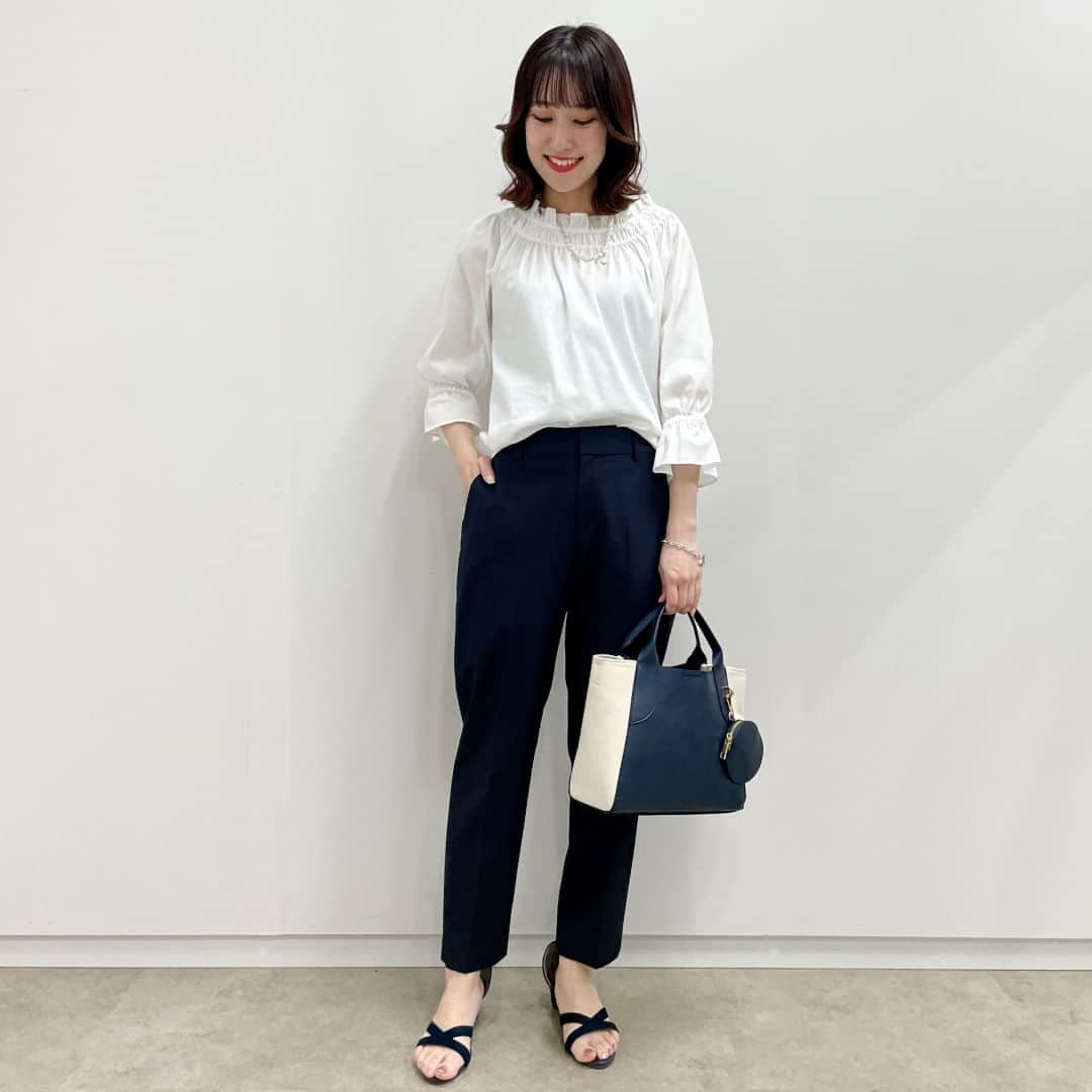 Reflect リフレクトさんのインスタグラム写真 - (Reflect リフレクトInstagram)「style guide - blouse -  夏コーデに取り入れたい！ 着まわしの効く優秀アイテム✨をご紹介します。  入荷後から人気の 「2WAYオフショルダーブラウス」  ネックとお袖のギャザーがポイント♡ ショルダーオフとの2WAYが可能なブラウス。  スカートはもちろんパンツにも合わせやすい お出かけシーンによってスタイリングの幅を お楽しみ頂ける一枚です！  ぜひチェックしてみてください☺️  ▼プロフィール@reflect_kobe_officialより、 公式サイトページにリンク頂けます。  #reflect #リフレクト」5月13日 21時00分 - reflect_kobe_official