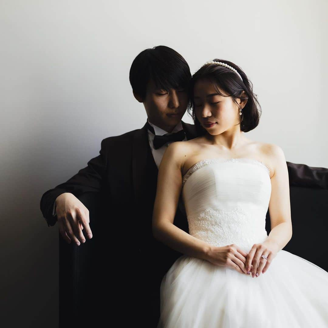 ヴィラデマリアージュ越谷レイクタウンweddingのインスタグラム：「・  Villas des marriages  × MAISON DE BLANCHE  Monitor Model Photo Shooting📸 · · Photo @hayato_takami  Dress @maisondeblanche  Tuxedo @maisondeblanche  Hair & Make @haruna.visagiste  @yuna.visagiste」