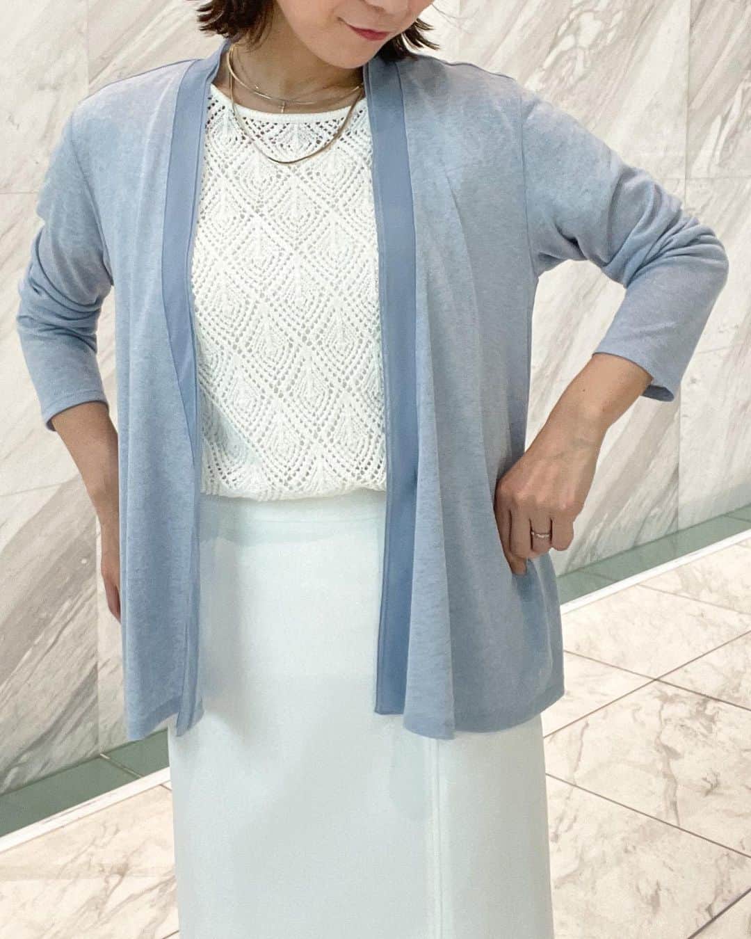 cdec_official Aesthetic Senseのインスタグラム：「【tops collection】  異素材ドッキングの着流しデザインの ジャージカーディガン。  麻ライクな表情が特徴の素材を使用し、ドライタッチで 落ち感があり肌離れも〇。 前端には2枚重ねたシフォンをドッキングすることで デザイン性とシアーな抜け感をプラス。 後ろ丈を長めに前後差を付けたシルエットで様々なアイテムと合わせやすい汎用性高いバランスです。 BAGに中に入れても持ち運びし易いので、1枚あると 重宝します。  6color ✴︎cardigan No.187-31085 ¥9,900(tax in)  ◾︎公式サイトはこちらから ↓ @cdec_official  .  #クードシャンス #2023 #2023ss #ファッション #ファッションコーデ #おしゃれさんと繋がりたい #ファッション好きな人と繋がりたい #春夏コーデ #夏コーデ #カーディガン #カーディガンコーデ #カラーコーデ #きれいめコーデ #フェミニンコーデ #通勤コーデ #冷房対策 #日焼け対策 #軽羽織り#着回し #着回しコーデ」