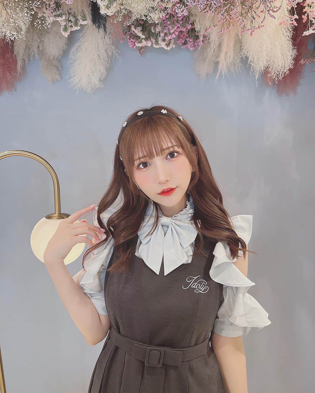 小日向くるみのインスタグラム：「「ハッピー！ラブリー！アイドリー！絶対かわいいNo.1♡」     秋葉原に5月3日オープンした岸田メル先生(@kishidamelll )と古関れんさん(@renkoseki )プロデュースのコンセプトカフェ『IDOLY』(@idoly_cafe )のレセプションに行ってきました！   戸惑うくらいおしゃれだった…！制服も洗練されててかわいい🥺💕 着てみたかったからとっても嬉しかったです✨      #costume #idoly #コンカフェ #レセプション #秋葉原カフェ #コンセプトカフェ  #japanesegirl #japan_of_insta #followme #kawaii #職業天使 #君の彼女 #裸眼 #裸眼女子」