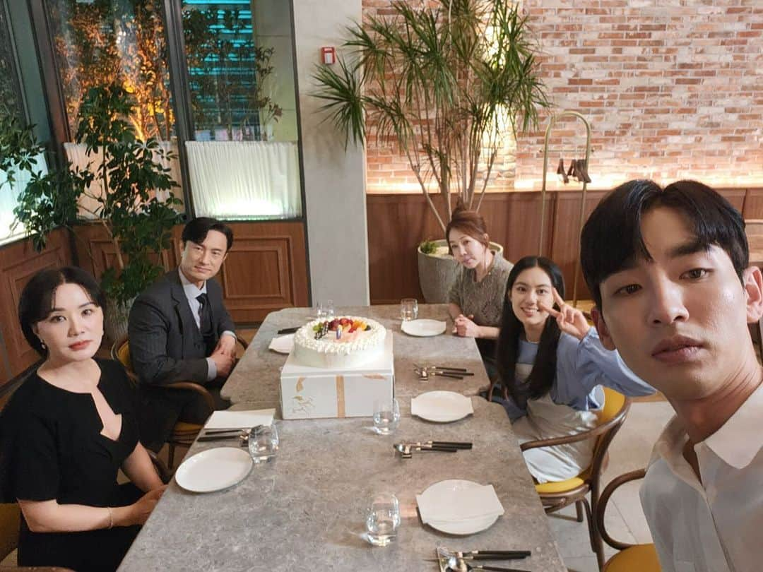 ソン・ジホのインスタグラム：「울가족 행복하자…할까?🌪️ 잠시후 10시 30분 #닥터차정숙  @jtbcdrama」