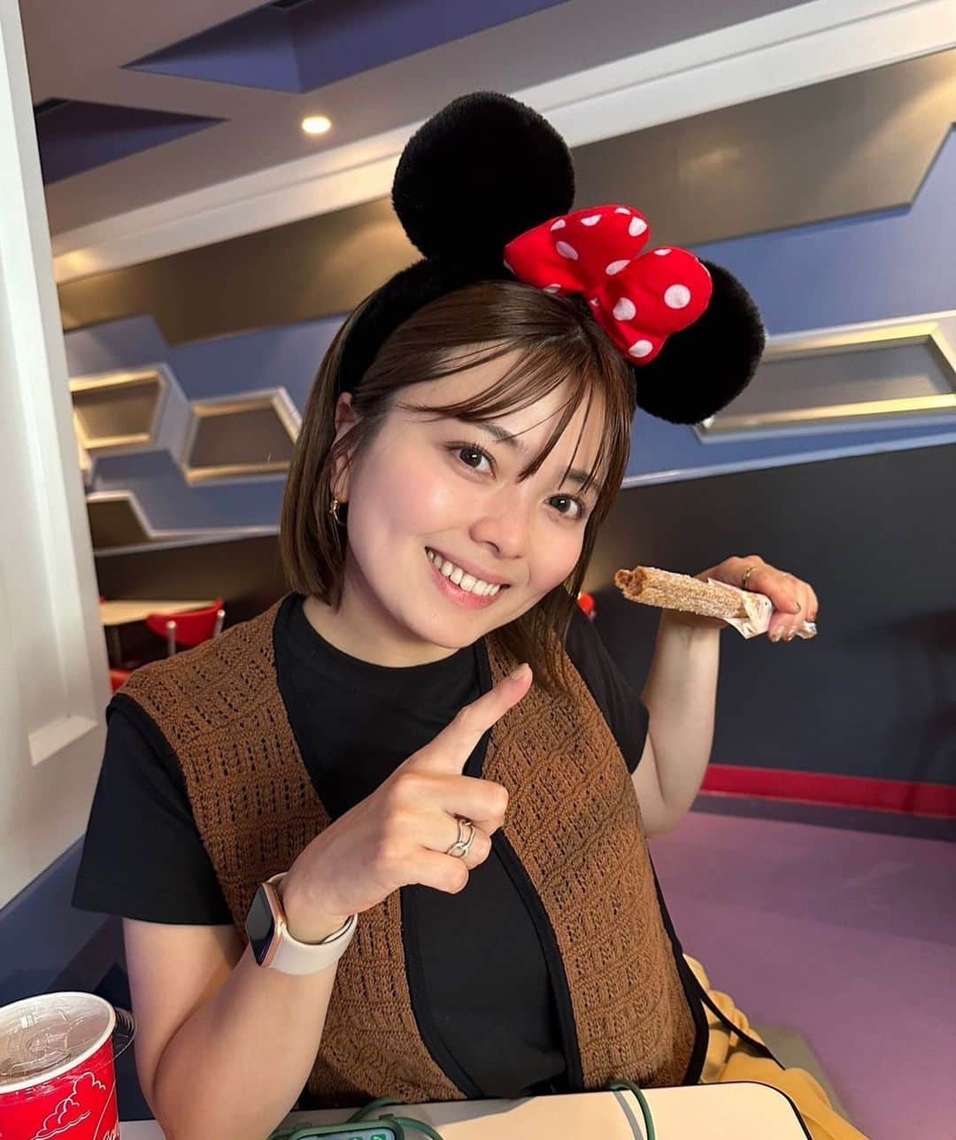瀬戸サオリのインスタグラム：「久しぶりのディズニー🖤❤️  パパが撮ってくれた1枚📷💕 楽しかったーーーー🥹  息子と毎日楽しみに 幼稚園頑張ってたから ただ楽しい１日でした🩵  最近はUSJに行きたい〜って 言ってくれるようになったので 次はユニバに行きたいなぁ☺️  #ディズニーランド」