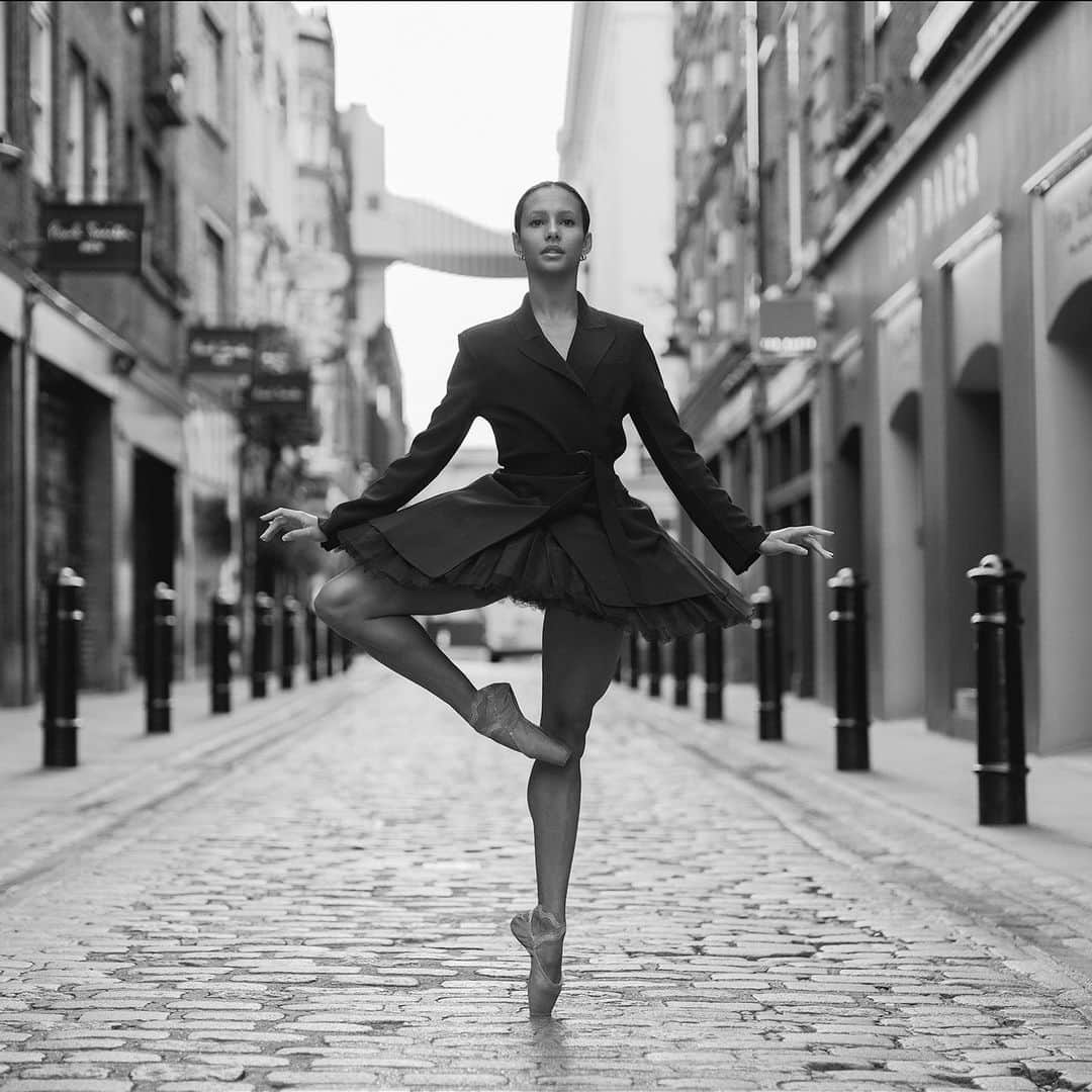 ballerina projectさんのインスタグラム写真 - (ballerina projectInstagram)「𝐅𝐫𝐚𝐧𝐜𝐞𝐬𝐜𝐚 𝐇𝐚𝐲𝐰𝐚𝐫𝐝 in Covent Garden.   @francescahayward #francescahayward #ballerinaproject #ballerina #ballet #dance #coventgarden #london #floralstreet   Ballerina Project 𝗹𝗮𝗿𝗴𝗲 𝗳𝗼𝗿𝗺𝗮𝘁 𝗹𝗶𝗺𝗶𝘁𝗲𝗱 𝗲𝗱𝘁𝗶𝗼𝗻 𝗽𝗿𝗶𝗻𝘁𝘀 and 𝗜𝗻𝘀𝘁𝗮𝘅 𝗰𝗼𝗹𝗹𝗲𝗰𝘁𝗶𝗼𝗻𝘀 on sale in our Etsy store. Link is located in our bio.  𝙎𝙪𝙗𝙨𝙘𝙧𝙞𝙗𝙚 to the 𝐁𝐚𝐥𝐥𝐞𝐫𝐢𝐧𝐚 𝐏𝐫𝐨𝐣𝐞𝐜𝐭 on Instagram to have access to exclusive and never seen before content. 🩰」5月13日 21時10分 - ballerinaproject_