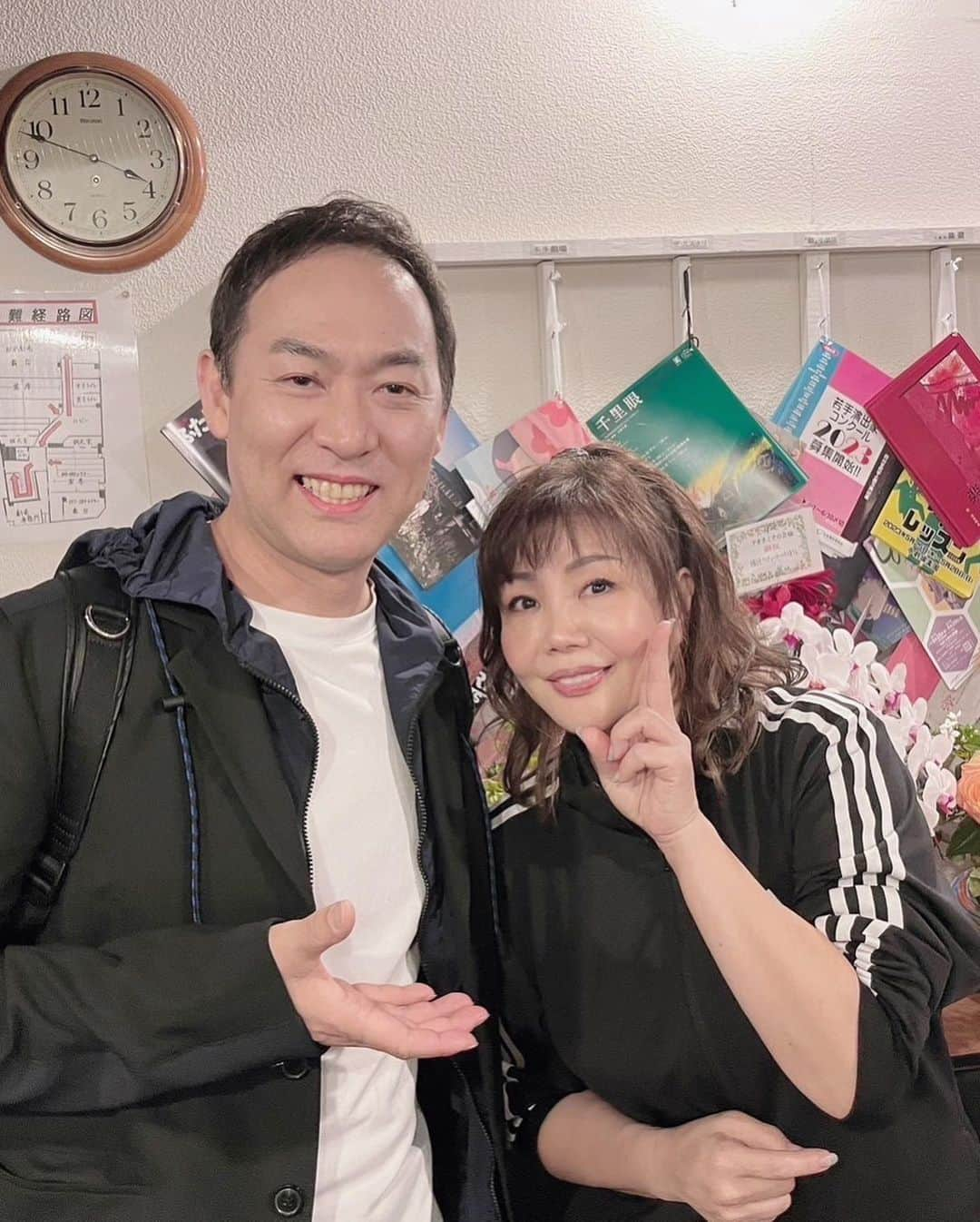 福井晶一さんのインスタグラム写真 - (福井晶一Instagram)「アオタナミの会 「ふたり、静かに」  本日、ゲスト出演でした！！  あめくみちこさん、竹内都子さん、そして再び小川菜摘さんとご一緒させて頂き心から嬉しかった😊  とっても緊張しましたが再び、駅前劇場の舞台に立つことができて楽しかった‼️  ミュージカルや僕のことを知らない方には「ボカーン」な時間だったかもしれませんが、とにかくやりきりました！！  そして、そのままソワレを観劇。 もう最高でした✨ お三方のかけ合い、間の使い方、お芝居の緩急、素晴らし過ぎた👏🏻👏🏻👏🏻 そして脚本がホントによくできている。 アレは騙されますよねー  僕もあんなお芝居したいなぁと本気で思いました！  お声がけくださった菜摘さん、そして作、演出の岡部さん、本当にありがとうございました🙇‍♂️  #アオタナミの会  #ふたり静かに #駅前劇場 #あめくみちこ さん #竹内都子 さん #小川菜摘 さん #岡部尚子 さん #福井晶一」5月13日 21時06分 - shoichi.fukui