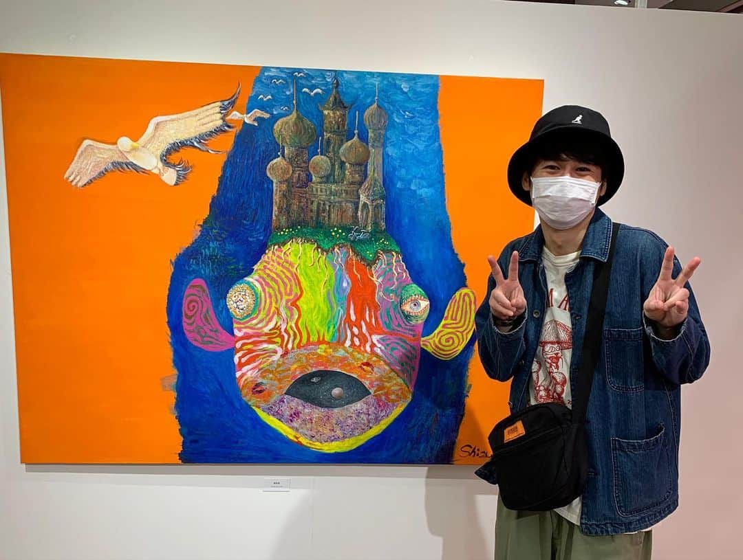 多田智佑さんのインスタグラム写真 - (多田智佑Instagram)「先日しずちゃんさんの個展に行かせて頂きました。 どんなポーズで撮るのが正解か分からなくてこんなんになりました。  でもしずちゃんさんの個展は凄かったです！」5月13日 21時06分 - tottotada
