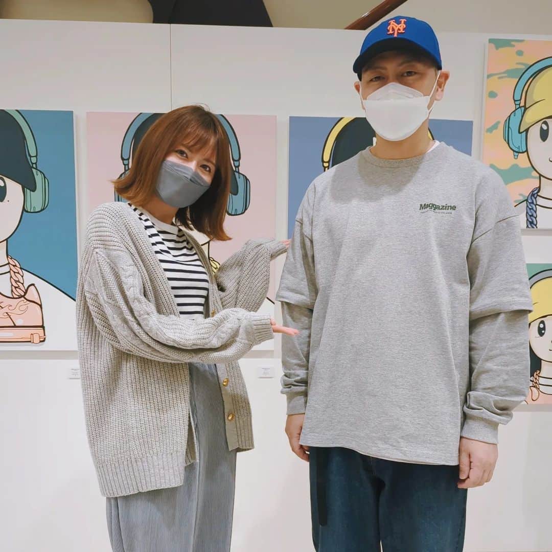 浜田真衣のインスタグラム：「アーティストの @deluxesto111 さんが⁡ ⁡⁡この度銀座にてPOP UPストアをオープン🌈 ⁡⁡ ⁡素敵なご縁あって直接お会いすることができました🥺✨ ⁡⁡ ⁡大人になってから描いた夢を次々と実現させていく @deluxesto111 さん❁⃘*.ﾟ⁡ ⁡飾らずありのままの姿が魅力的で、リアルな話を沢山聞けました🤤勉強になったなぁ✨⁡ ⁡⁡ ⁡ジャスティン・ビーバーにフォローされているのもさすがです😳！ ⁡⁡ ⁡これからも応援させてください⟡.·*.⁡ ⁡⁡ ⁡┈┈┈┈┈┈┈┈┈┈┈┈⁡⁡ @deluxesto111  さん ⁡POP UP ストア情報⁡ ⁡ 📍バーニーズ ニューヨーク銀座本店 ⁡ ⁡  地下1階⁡ ⁡🗓 ～5/21(日)⁡ ⁡┈┈┈┈┈┈┈┈┈┈┈┈⁡⁡⁡ ⁡ お近く通ることがあれば⁡ ⁡⁡⁡是非覗いてみてくださいね🤤⟡.·*.⁡ ⁡⁡ ⁡ #東京イベント情報 ⁡ ⁡ #バーニーズニューヨーク銀座」