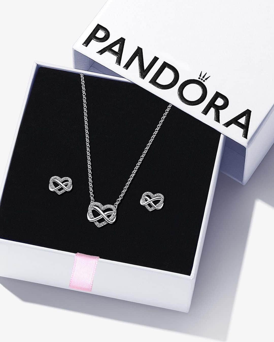 PANDORAさんのインスタグラム写真 - (PANDORAInstagram)「We heart gift sets! How much would you love to be surprised with this pre-styled selection? ❤️ #PandoraMothersDay #PandoraJewellery #PandoraCharms」5月13日 21時07分 - theofficialpandora