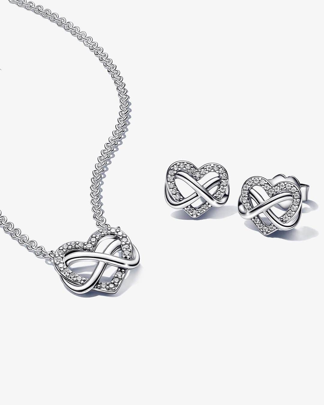PANDORAさんのインスタグラム写真 - (PANDORAInstagram)「We heart gift sets! How much would you love to be surprised with this pre-styled selection? ❤️ #PandoraMothersDay #PandoraJewellery #PandoraCharms」5月13日 21時07分 - theofficialpandora