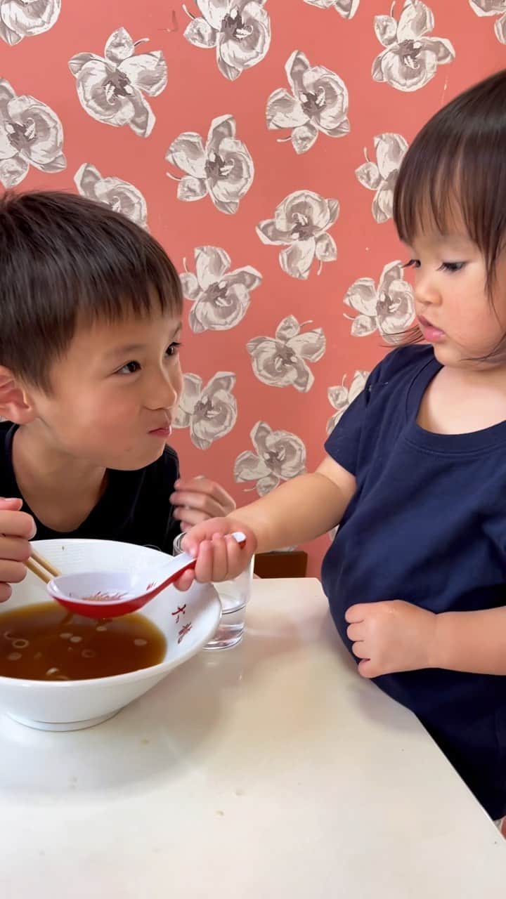 のインスタグラム：「・ ゆうしくんにスープをあげるちゃん👧 いや、立場逆じゃない！？笑 ゆうしくんがやってあげるなら分かるけどっ！笑 ・ #ぼくはゆうしくん #わたしはここなちゃん #仲良し7歳差兄妹  #ホープマンズ #森川やるしかねぇ   #息子#子供#パパ#お父さん#ママ#お母さん#家族#親子#お笑い」
