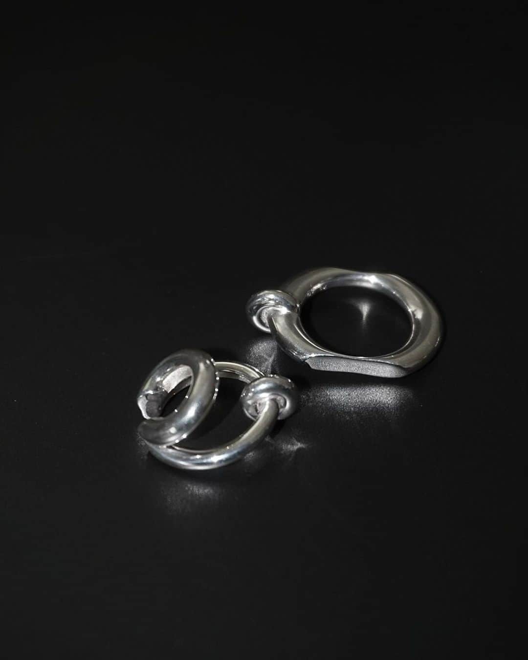 中村くるみのインスタグラム：「𝐍𝐞𝐰 @ovovjewerlyofficial 🔗  Loop Silver Ring Loop Silver Ear cuff  構想、デザイン、サンプル完成まで約半年かかりました この形は、なんと娘とのドーナツタイム🍩☕️から構想したんです笑 娘がドーナツにハマりだして、 よく近くのカフェでドーナツを買ってお外で食べていたんですけど、 その食べてる娘の姿が可愛くて、、 さらにかじられてるドーナツも可愛くて、、 そんな温かくて優しいひとときのことを考えこの形に至りました笑  リングはドーナツをかじった跡のようなデザインに仕上げ、 着用する指の両側の指に負担をかけないような形状にしました。 イヤカフは１つで２つのイヤカフを着けているようなデザインに仕上げ、２つが互いに寄り添っているデザインにしました。 そして、 2種類ともちっちゃいドーナツみたいなループついてます🍩笑  Online store 5/20(sat) 21:00~5/21(sun) All day 是非チェックしていてくださいね✔︎  #silver925 #silver925ring」